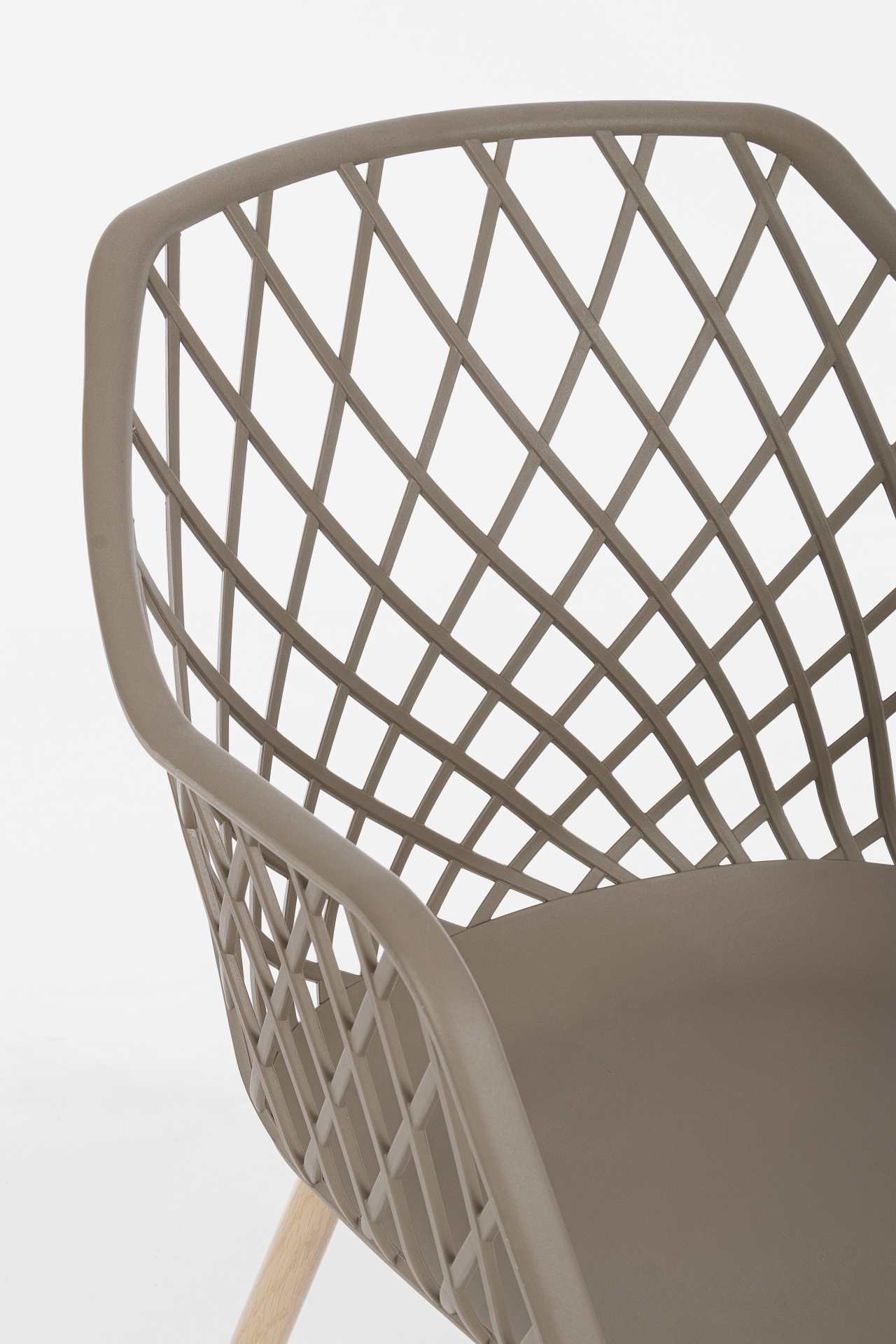 Der Stuhl Optik wurde aus Kunststoff gefertigt, welcher einen Taupe Farbton besitzt. Das Gestell ist aus Metall und hat eine Holz-Optik. Das Design des Stuhls ist modern gehalten. Die Sitzhöhe beträgt 44 cm.