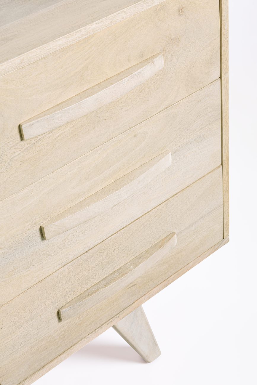 Das Sideboard Sahana überzeugt mit seinem modernen Stil. Gefertigt wurde es aus Mangoholz, welches einen natürlichen Farbton besitzt. Das Gestell ist auch aus Mangoholz. Das Sideboard verfügt über zwei Türen und drei Schubladen.