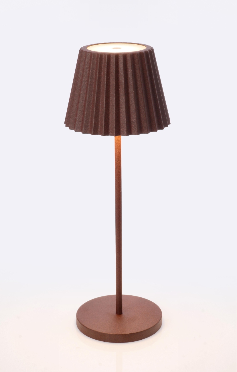 Die Outdoor Lampe Artika überzeugt mit ihrem modernen Design. Gefertigt wurde sie aus Metall, welches einen braunen Farbton besitzt. Die Lampe besitzt eine Höhe von 36 cm.