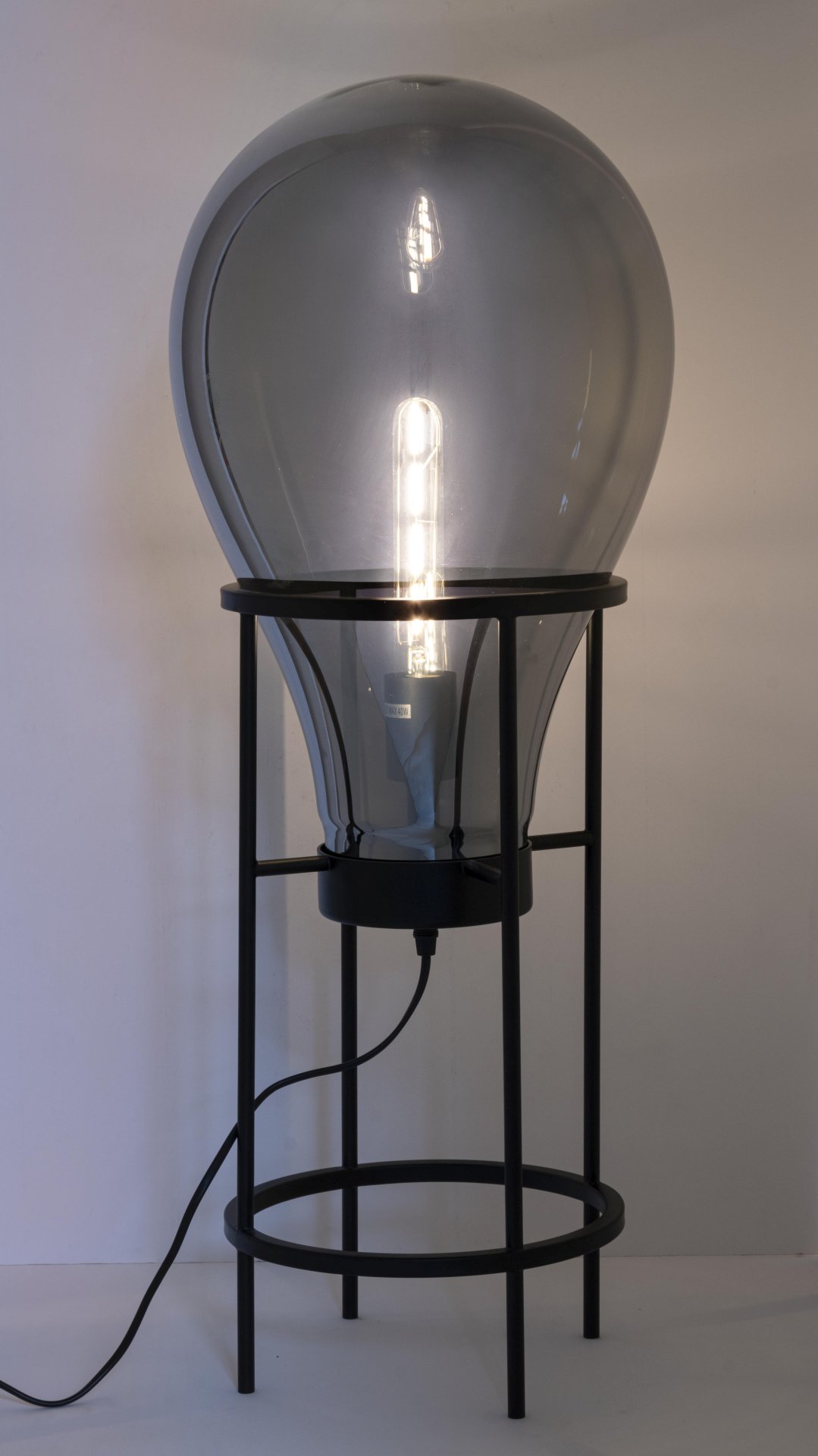 Die Stehleuchte Shine überzeugt mit ihrem modernen Design. Gefertigt wurde sie aus Metall, welches einen schwarzen Farbton besitzt. Der Lampenschirm ist aus Glas. Die Lampe besitzt eine Höhe von 78 cm.