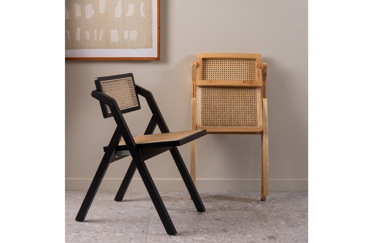 Der Klappstuhl Weft überzeugt mit seinem modernen Design. Gefertigt wurde er aus Rattan, welcher einen natürlichen Farbton besitzt. Das Gestell ist aus Holz und hat eine schwarze Farbe. Der Stuhl besitzt eine Größe von 77x47x60  cm.