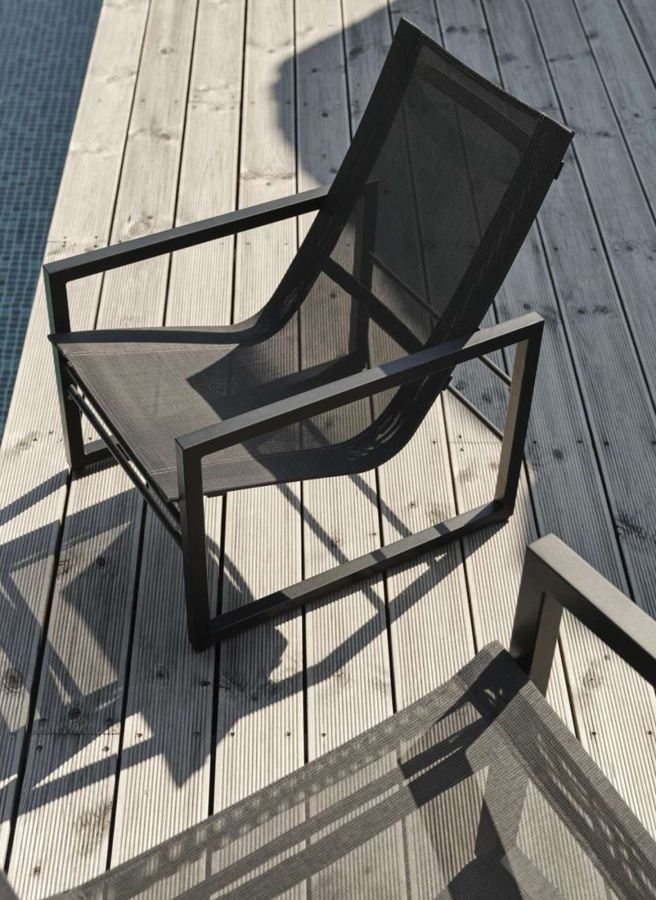 Der Gartensessel Vevi überzeugt mit seinem modernen Design. Gefertigt wurde er aus Textilene, welches einen schwarzen Farbton besitzt. Das Gestell ist aus Metall und hat eine schwarze Farbe. Die Sitzhöhe des Sessels beträgt 29 cm.