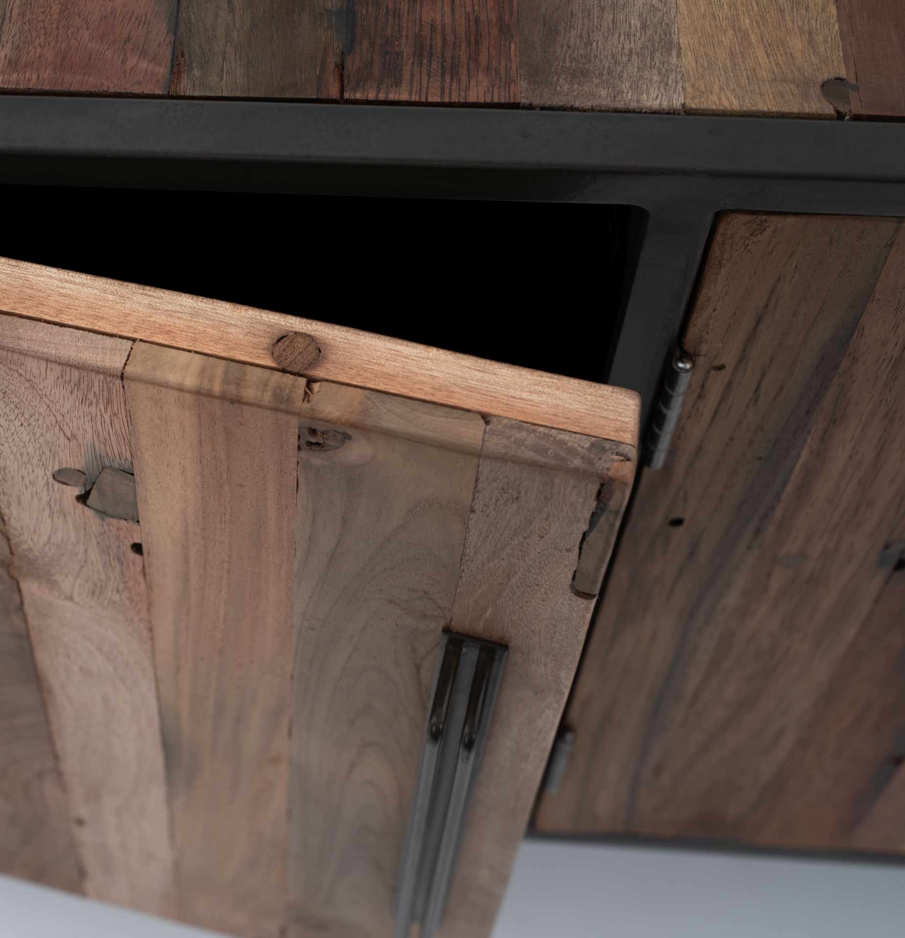 Das TV-Board Nordic überzeugt mit seinem Industriellen Design. Gefertigt wurde es aus Recyceltem Boots Holz, welches einen natürlichen Farbton besitzt. Das Gestell ist aus Metall und hat eine Anthrazit Farbe. Das TV-Board verfügt über drei Türen. Die Brei