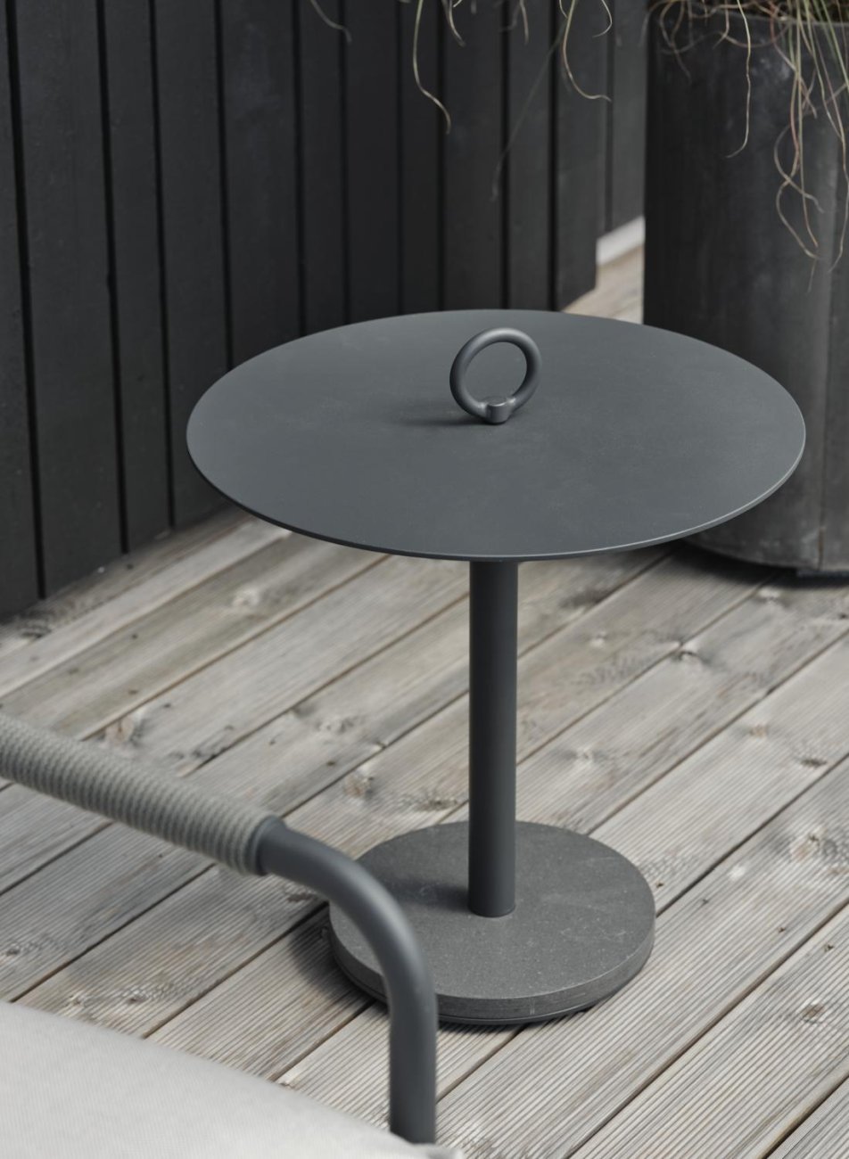 Der Gartenbeistelltisch Niobe überzeugt mit seinem modernen Design. Gefertigt wurde die Tischplatte aus Metall und hat einen Anthrazit Farbton. Das Gestell ist auch aus Metall und hat eine Anthrazit Farbe. Der Tisch besitzt einen Durchmesser von 50 cm.