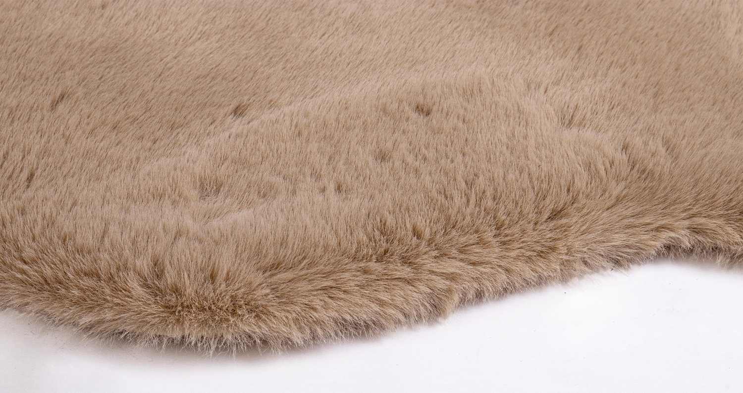 Der Teppich Kathlyn überzeugt mit seinem klassischen Design. Gefertigt wurde er aus 100% Polyester. Der Teppich besitzt einen bronze Farbton und die Maße von 60x90 cm.