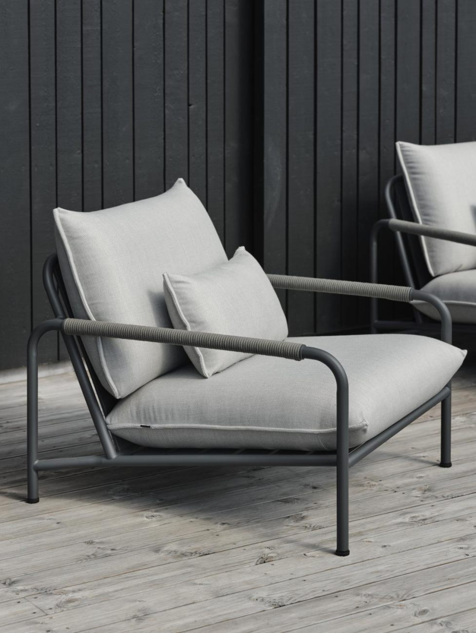 Der Gartensessel Lerberget überzeugt mit seinem modernen Design. Gefertigt wurde er aus Stoff, welcher einen grauen Farbton besitzt. Das Gestell ist aus Metall und hat eine Anthrazit Farbe. Die Sitzhöhe des Sessels beträgt 42 cm.