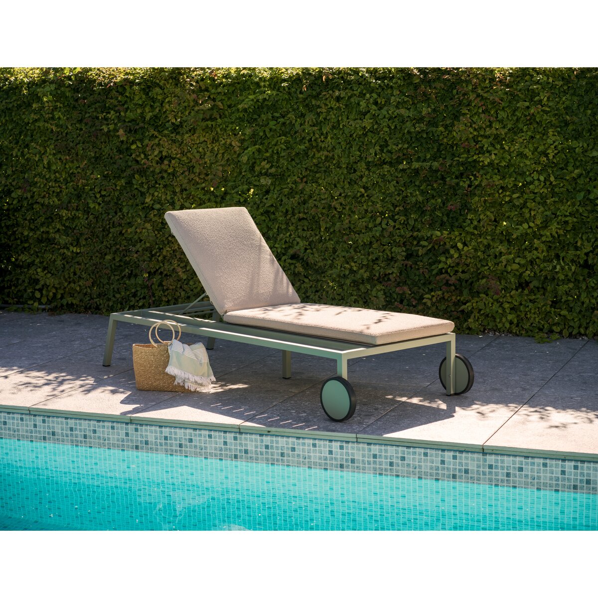 Sonnenliege Samvaro Grün/Beige - mit integrierter Ablage aus Aluminium & Olefin
