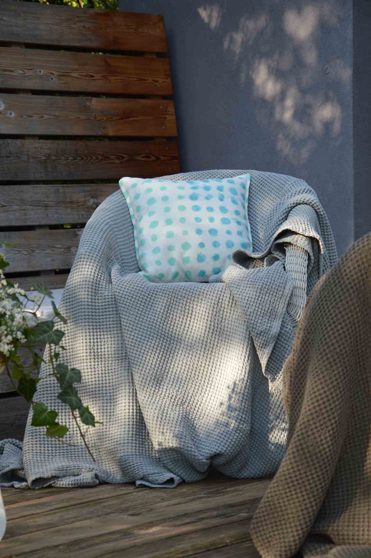 Die bequeme Decke Alba wurde aus hundert Prozent Bauwolle gefertigt. Designet wurde sie von der Marke Jan Kurtz. Sie ist perfekt geeignet für schöne Sommerabende im Garten. Die Farbe der Decke ist Hellgrau.