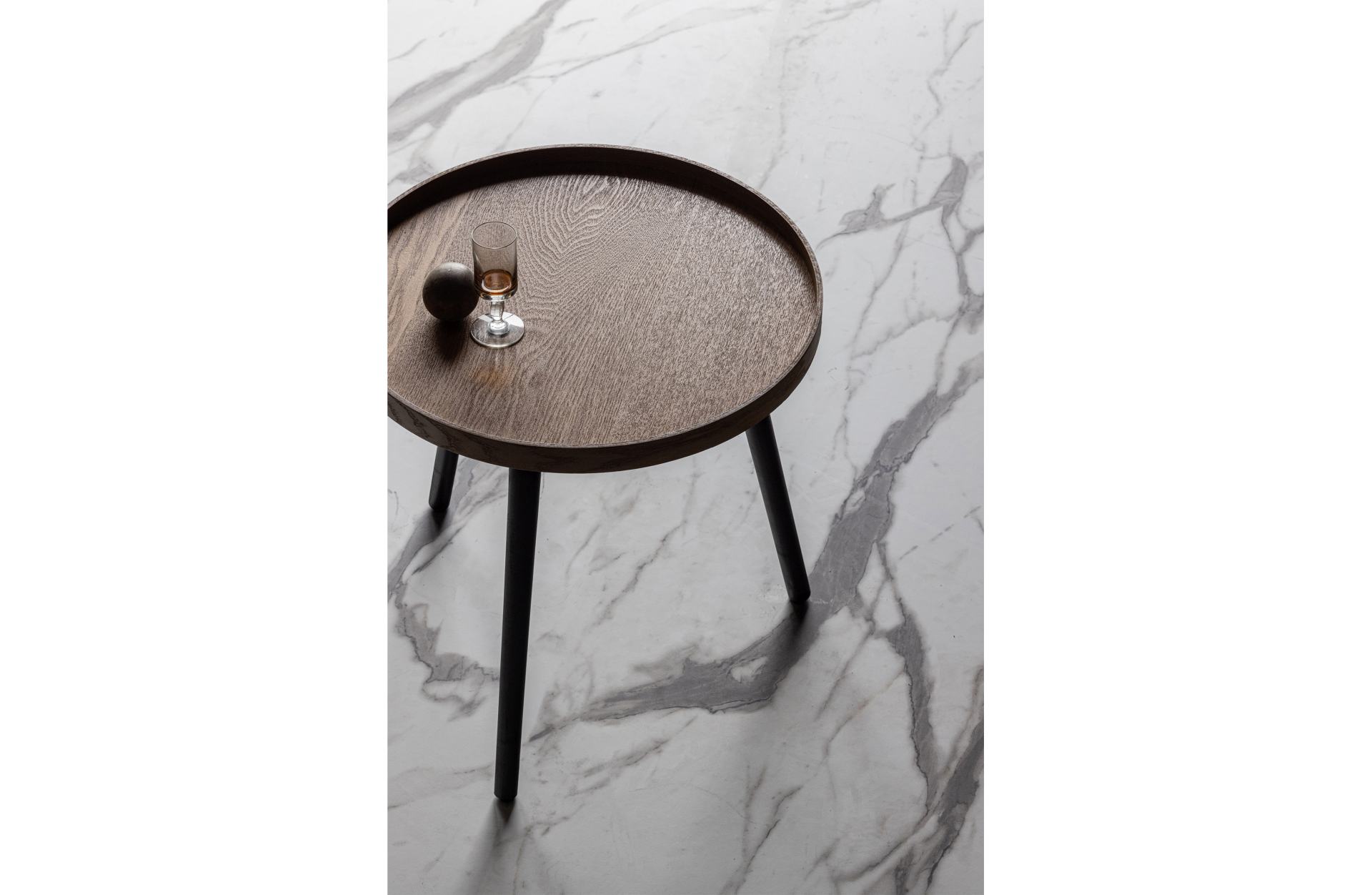 Der Beistelltisch Mesa überzeugt mit seinem schlichtem Design. Die Tischplatte wurde aus MDF Holz gefertigt und die Tischbeine sind aus Kiefernholz. Der Beistelltisch hat einen natürlichen Farbton.