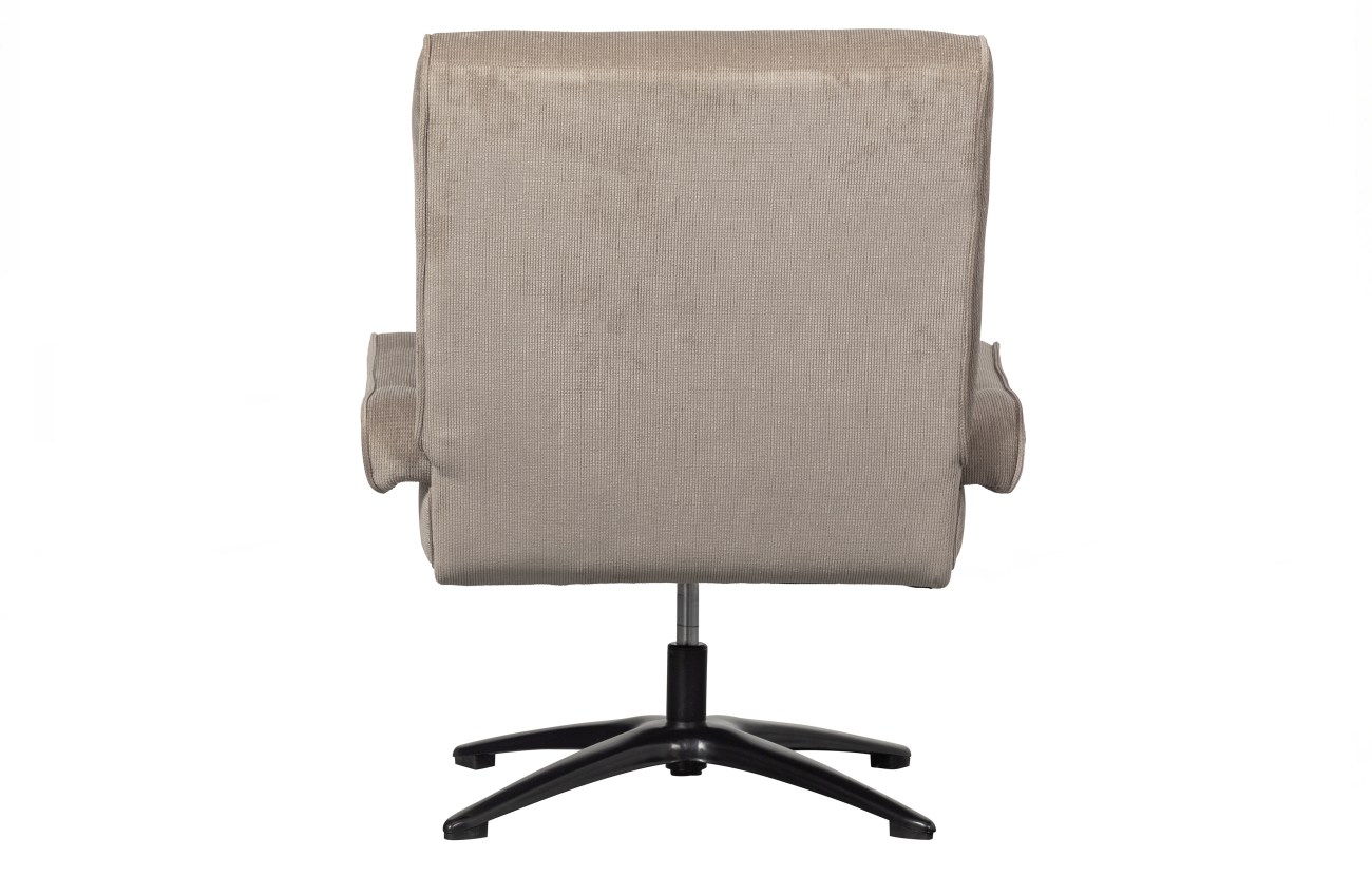 Der Sessel William überzeugt mit seinem modernen Design. Gefertigt wurde er aus geripptem Stoff, welcher einen Sand Farbton besitzt. Das Gestell ist aus Metall und hat eine schwarze Farbe. Der Sessel besitzt eine Sitzhöhe von 50 cm und ist drehbar.
