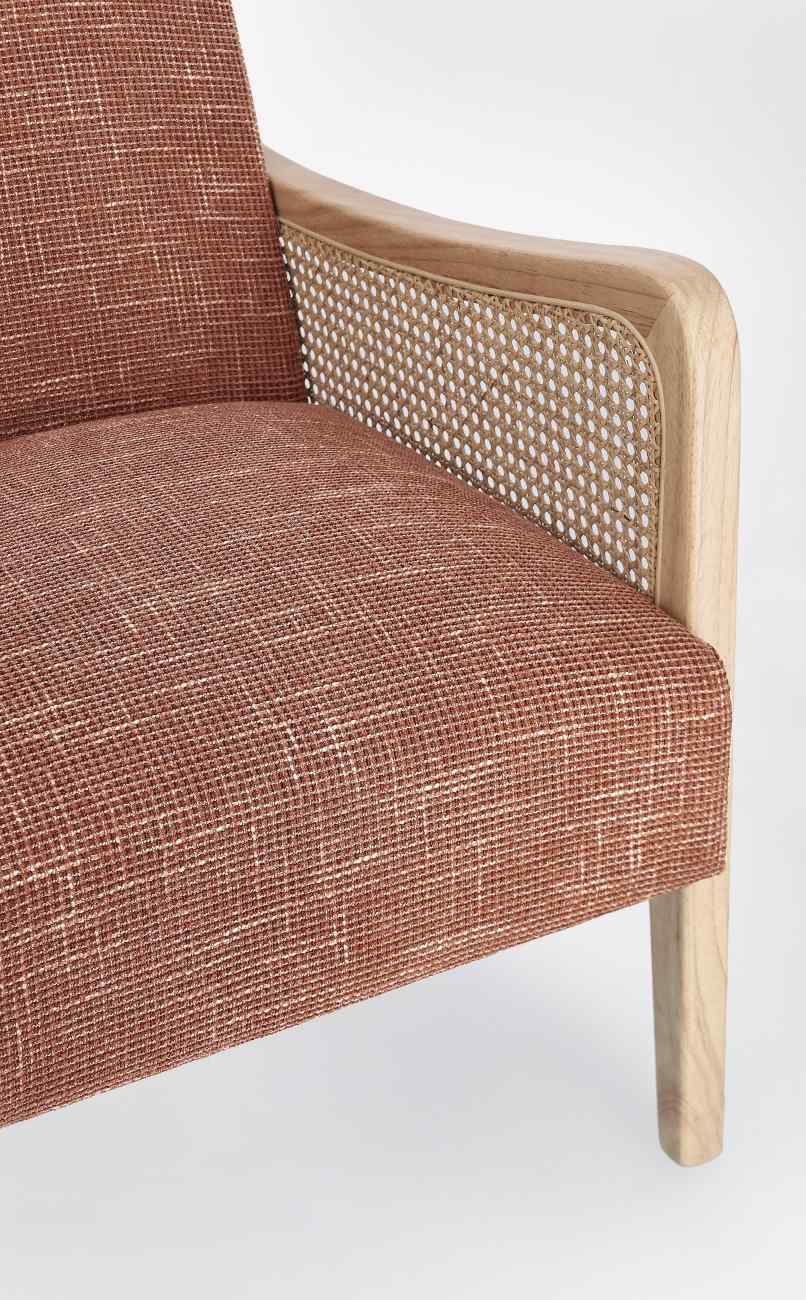 Der Sessel Deanna überzeugt mit seinem modernen Stil. Gefertigt wurde er aus einem Stoff-Bezug, welcher einen roten Farbton besitzt. Das Gestell ist aus Kautschukholz und hat eine natürliche Farbe. Der Sessel verfügt über eine Armlehne.