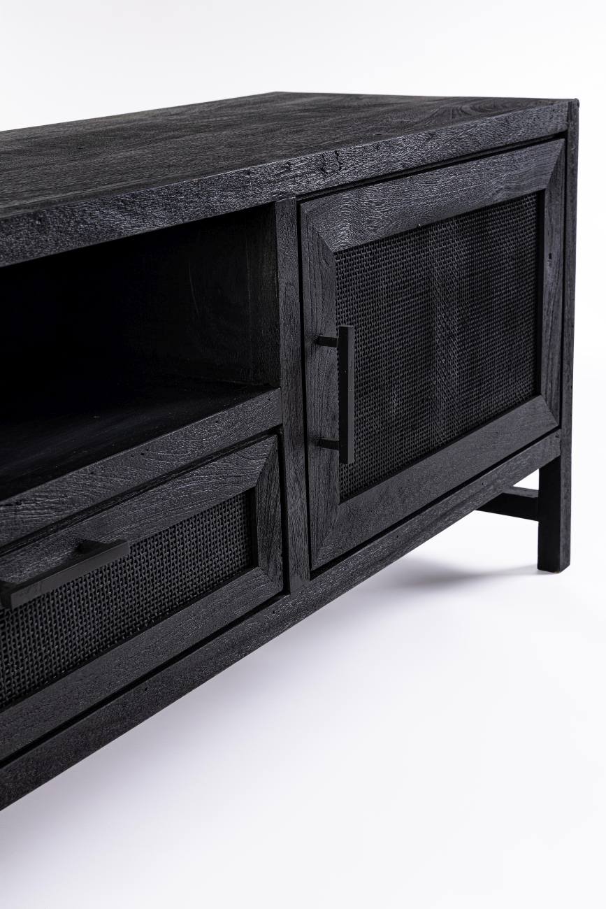 Das TV Board Weston überzeugt mit seinem modernen Stil. Gefertigt wurde es aus Mangoholz, welches einen schwarzen Farbton besitzt. Das Gestell ist auch aus Mangoholz und hat eine schwarze Farbe. Das TV Board verfügt über zwei Türen und eine Schublade.