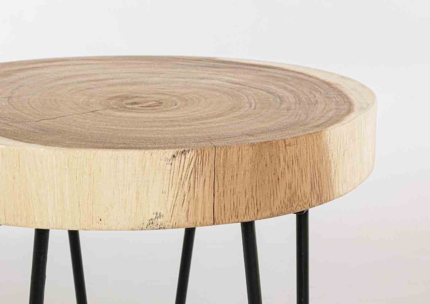 Der Beistelltisch Tuala überzeugt mit seinem modernen Design. Gefertigt wurde die Tischplatte aus Mungurholz, welches eine Feinbearbeitung aus Lack erhalten hat. Durch die Verwendung von Naturmaterialien sind alle Produkte unterschiedlich und individuell.