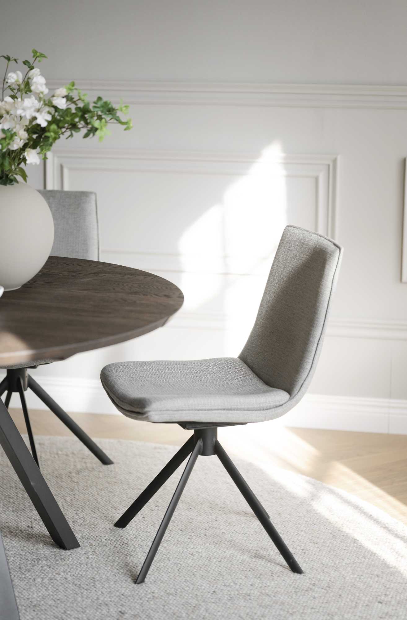 Komfortabel & schön – Stuhl Lowell 2er Set Drehgestell, Stoff Grau.