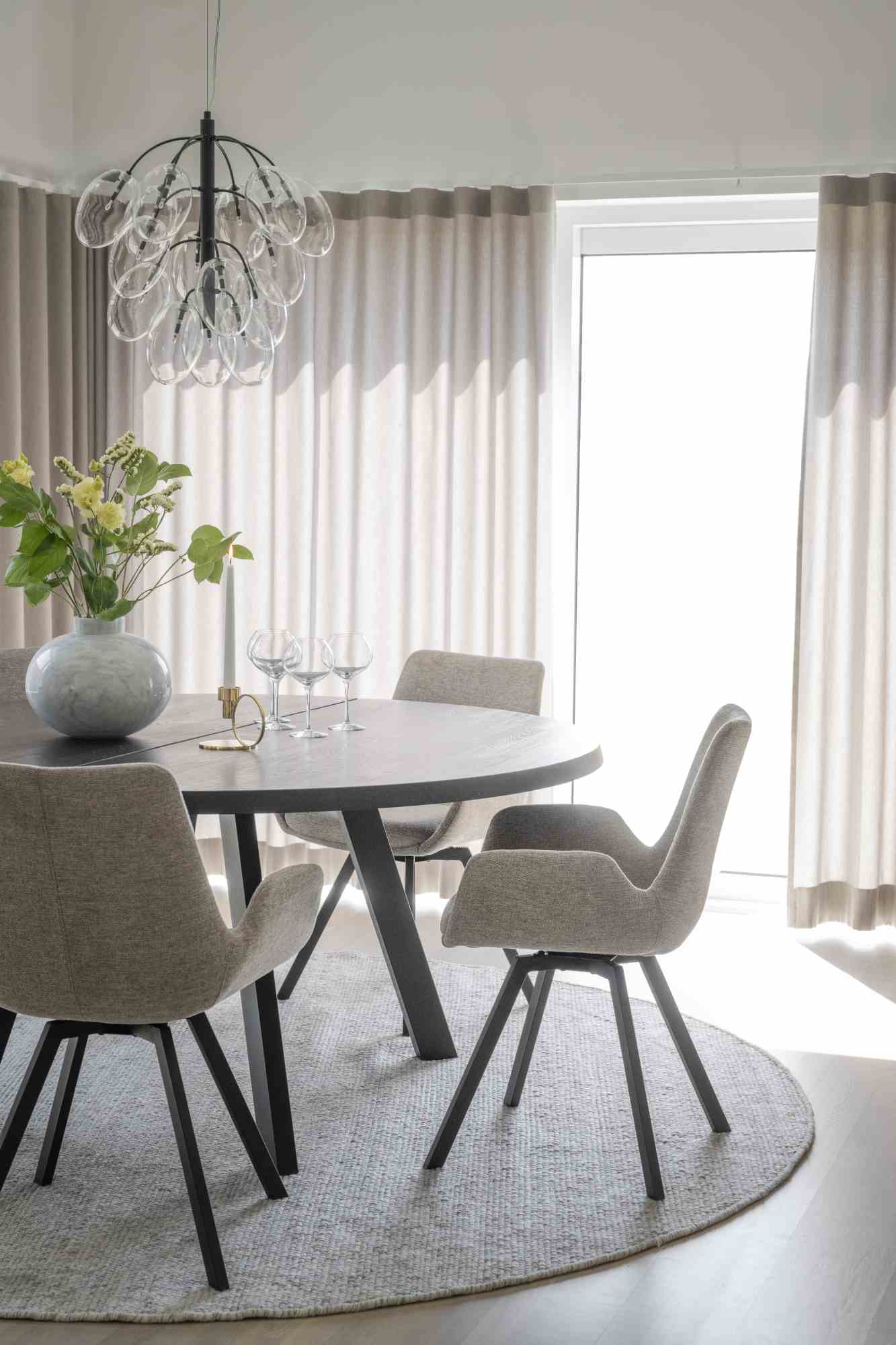 Komfortabel & schön – Esstisch Fred Rund 160cm, Esche Schwarz.