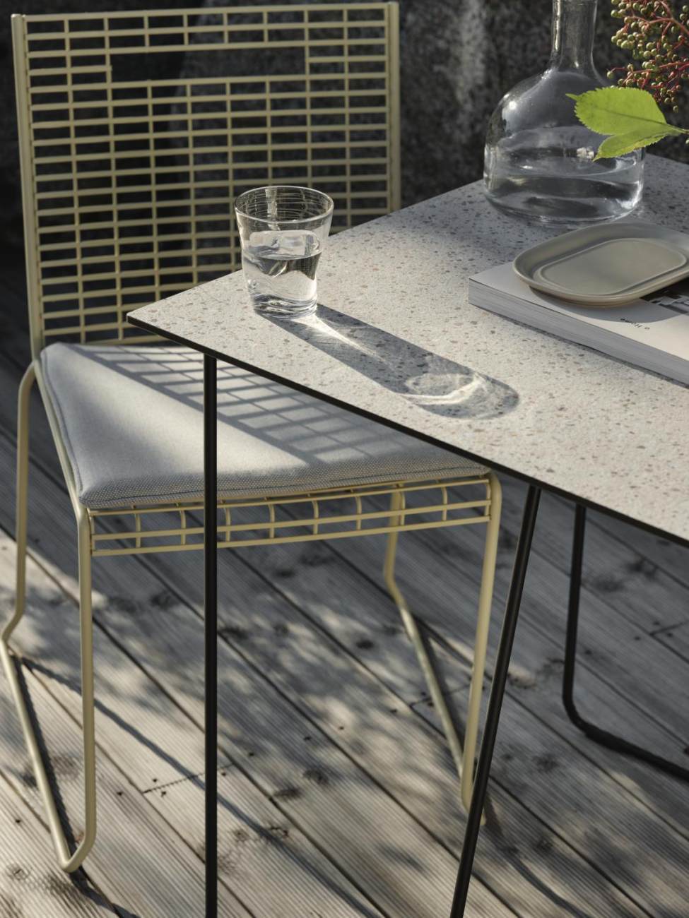 Der Gartenstuhl Sinarp überzeugt mit seinem modernen Design. Gefertigt wurde er aus Metall, welches einen gelben Farbton besitzt. Das Gestell ist auch aus Metall und hat eine gelbe Farbe. Die Sitzhöhe des Stuhls beträgt 44 cm.