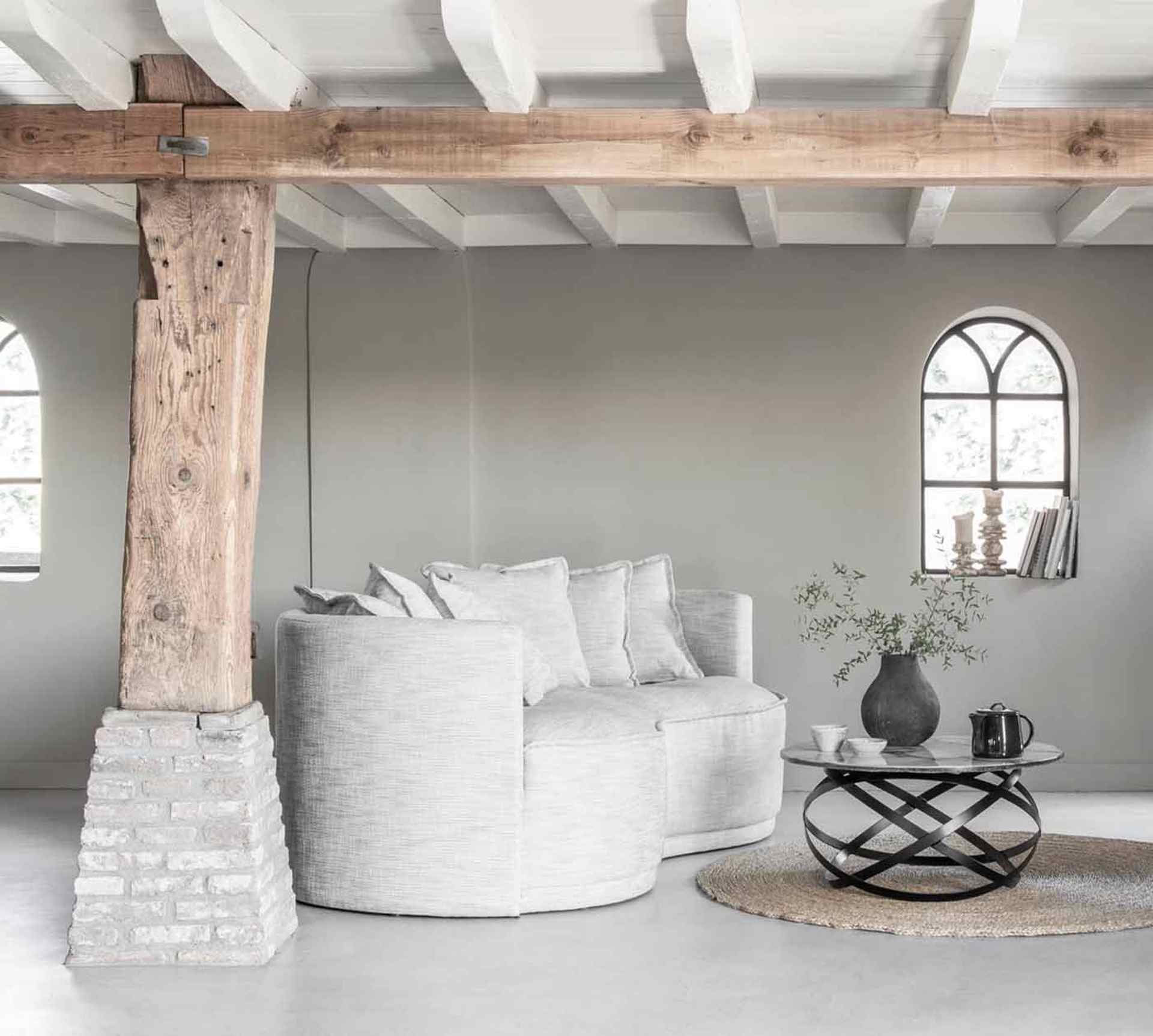 Stilvolles Sofa Hills in einem Skandinavischen Design. Hergestellt aus einem Stoffbezug in einem Hellgrau Farbton.