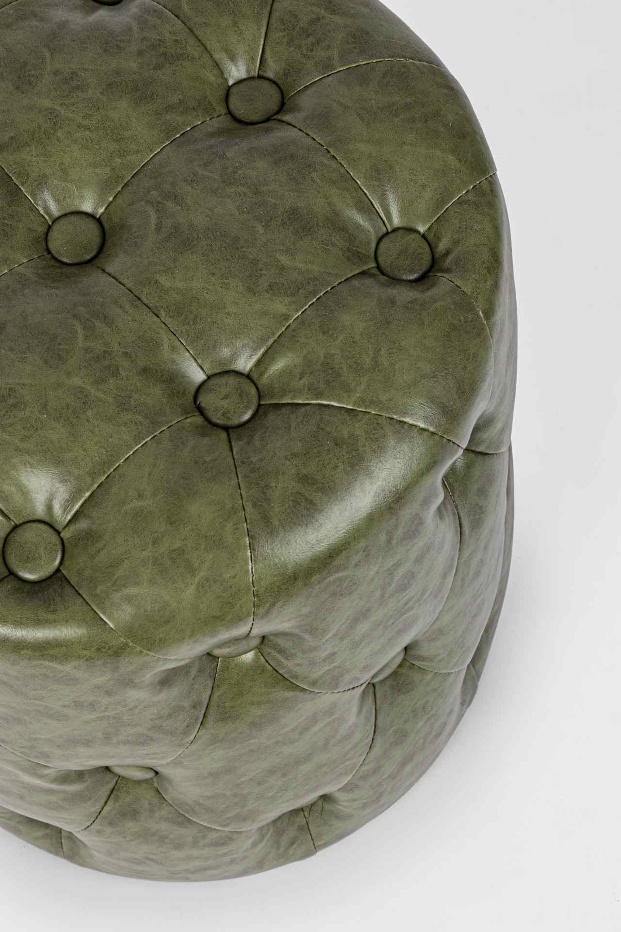 Der Pouf Batilda überzeugt mit seinem klassischen Design. Gefertigt wurde er aus Kunstleder in Chesterfiel-Optik, welches einen grünen Farbton besitzt. Das Gestell ist aus Kiefernholz. Der Durchmesser beträgt 34 cm.