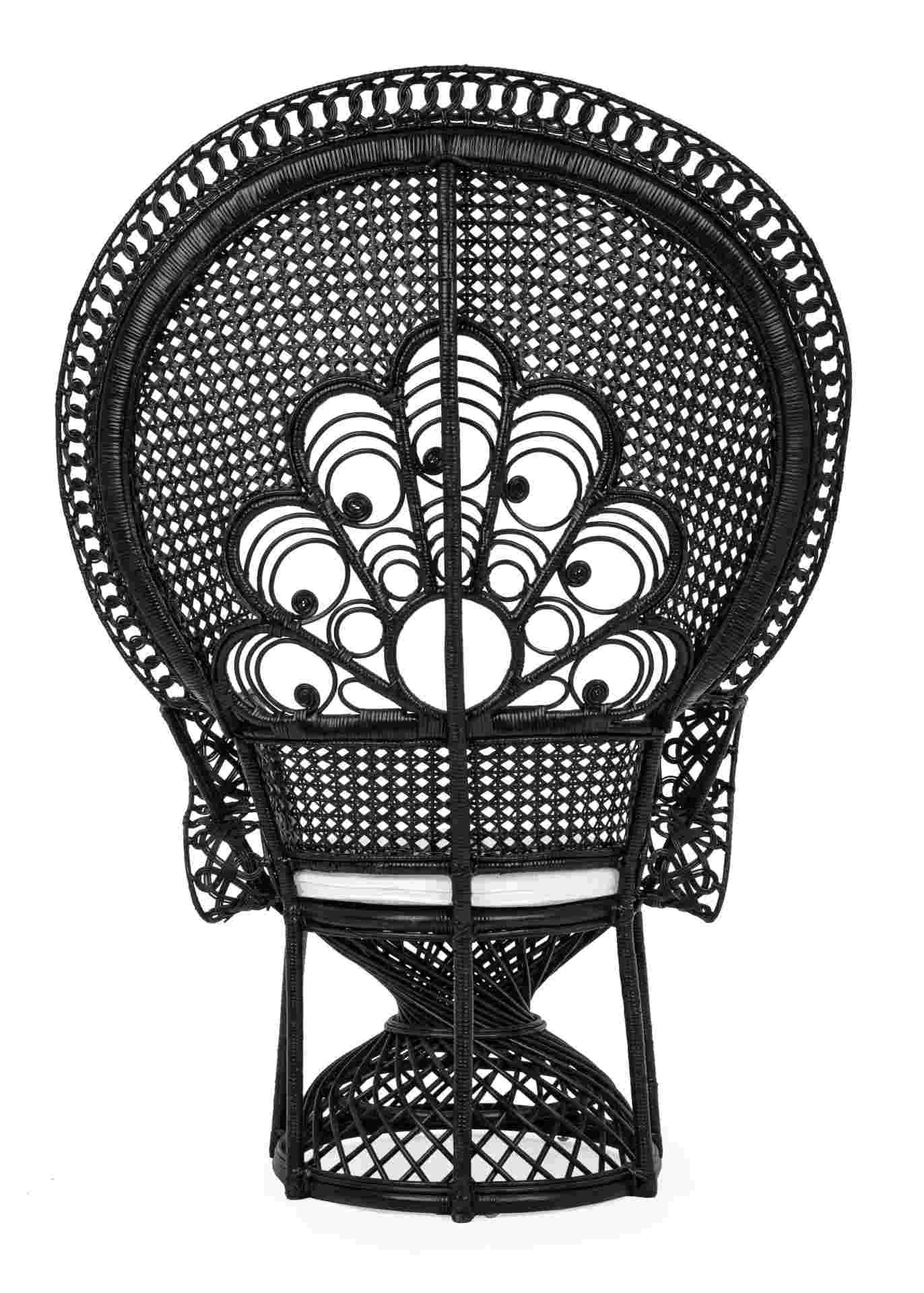 Der Sessel Peacock überzeugt mit seinem klassischen Design. Gefertigt wurde er aus Rattan, welches einen schwarzen Farbton besitzt. Das Gestell ist auch aus Rattan. Der Sessel besitzt eine Sitzhöhe von 47 cm. Die Breite beträgt 106 cm.