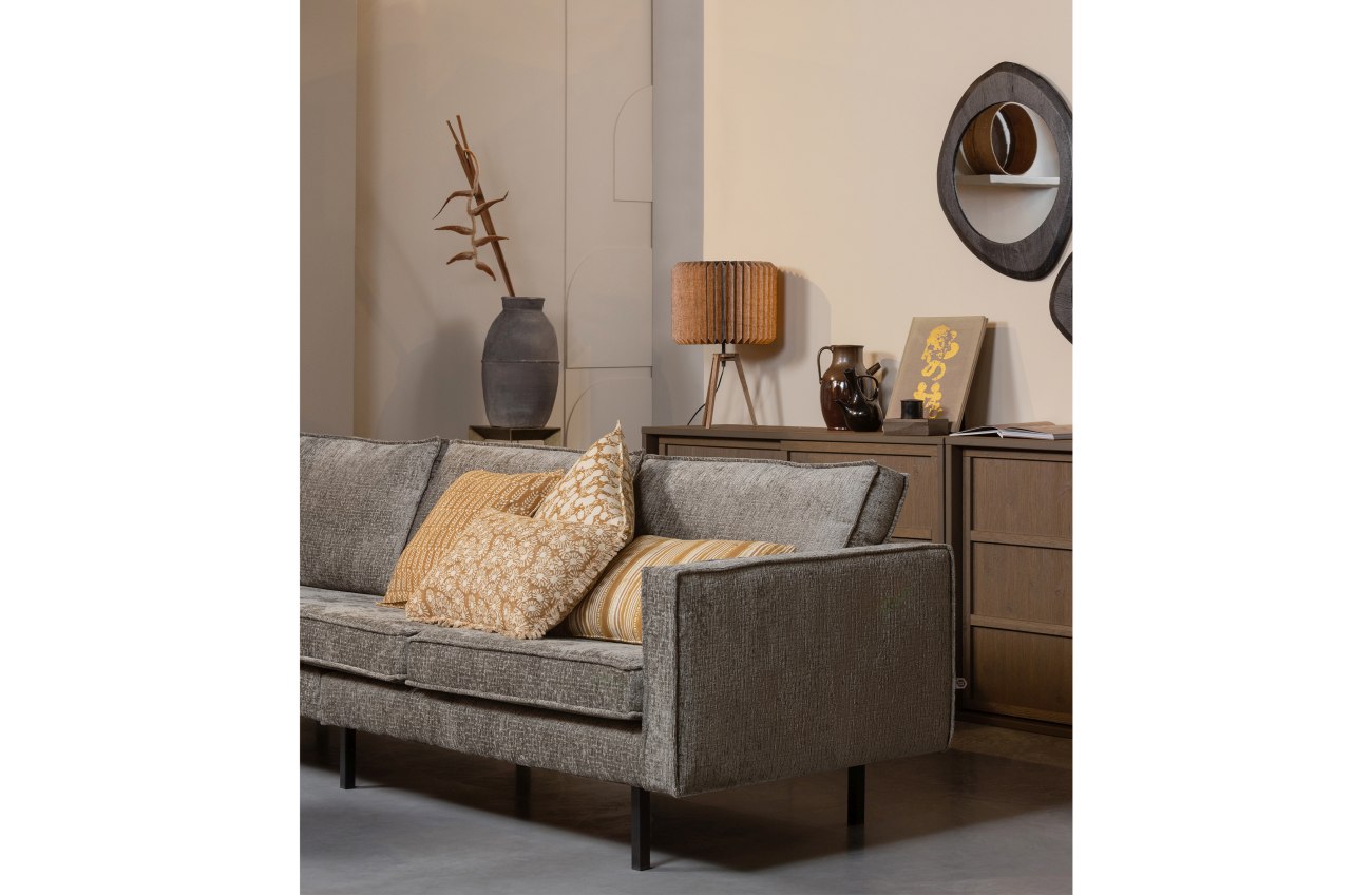 Das Sofa Rodeo überzeugt mit seinem modernen Stil. Gefertigt wurde es aus Struktursamt, welches einen graugrünen Farbton besitzt. Das Gestell ist aus Metall und hat eine schwarze Farbe. Das Sofa besitzt eine Breite von 277 cm.