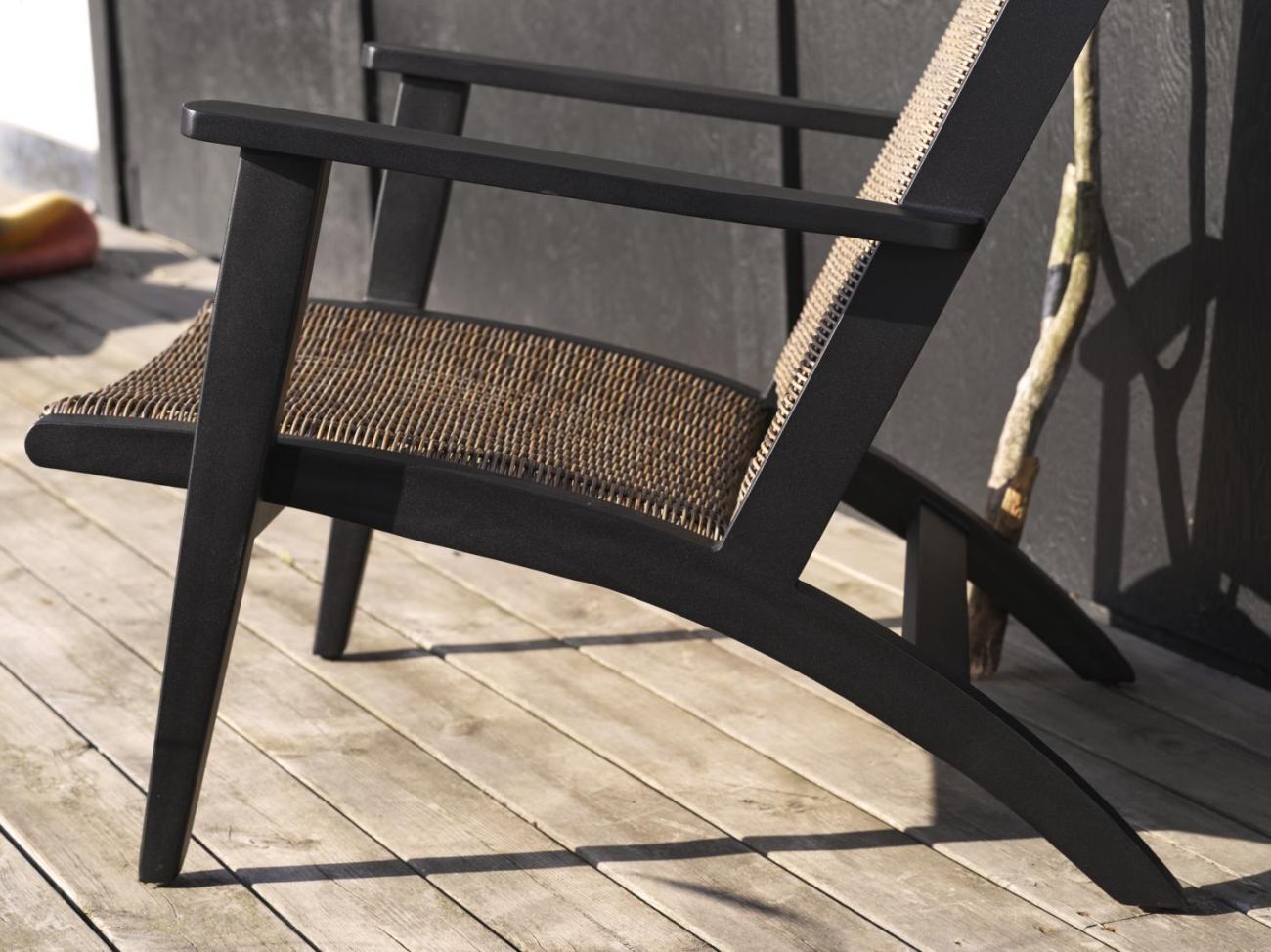 Der Gartensessel Kira überzeugt mit seinem modernen Design. Gefertigt wurde er aus Rattan, welches einen braunen Farbton besitzt. Das Gestell ist aus Metall und hat eine schwarze Farbe. Die Sitzhöhe des Sessels beträgt 35 cm.