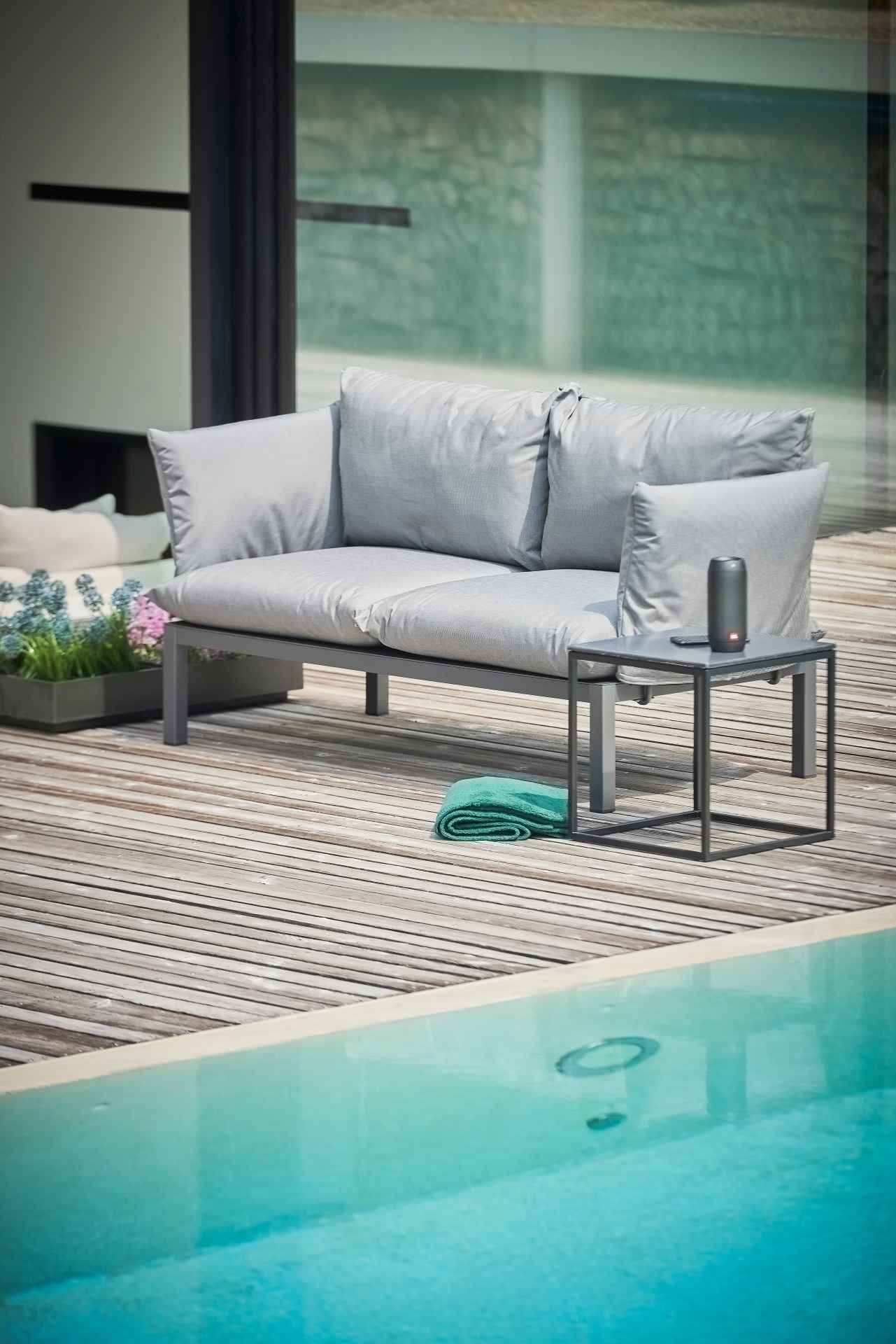 Das Gartensofa Domino in der Ausführung 2-Sitzer hat ein modernes Design. Hergestellt wurde dieses von der Marke Jan Kurtz. Das Sofa ist in verschieden Farbkombinationen erhältlich. Dieses hat die Gestell-Farbe Schwarz und die Bezug-Farbe Grau.