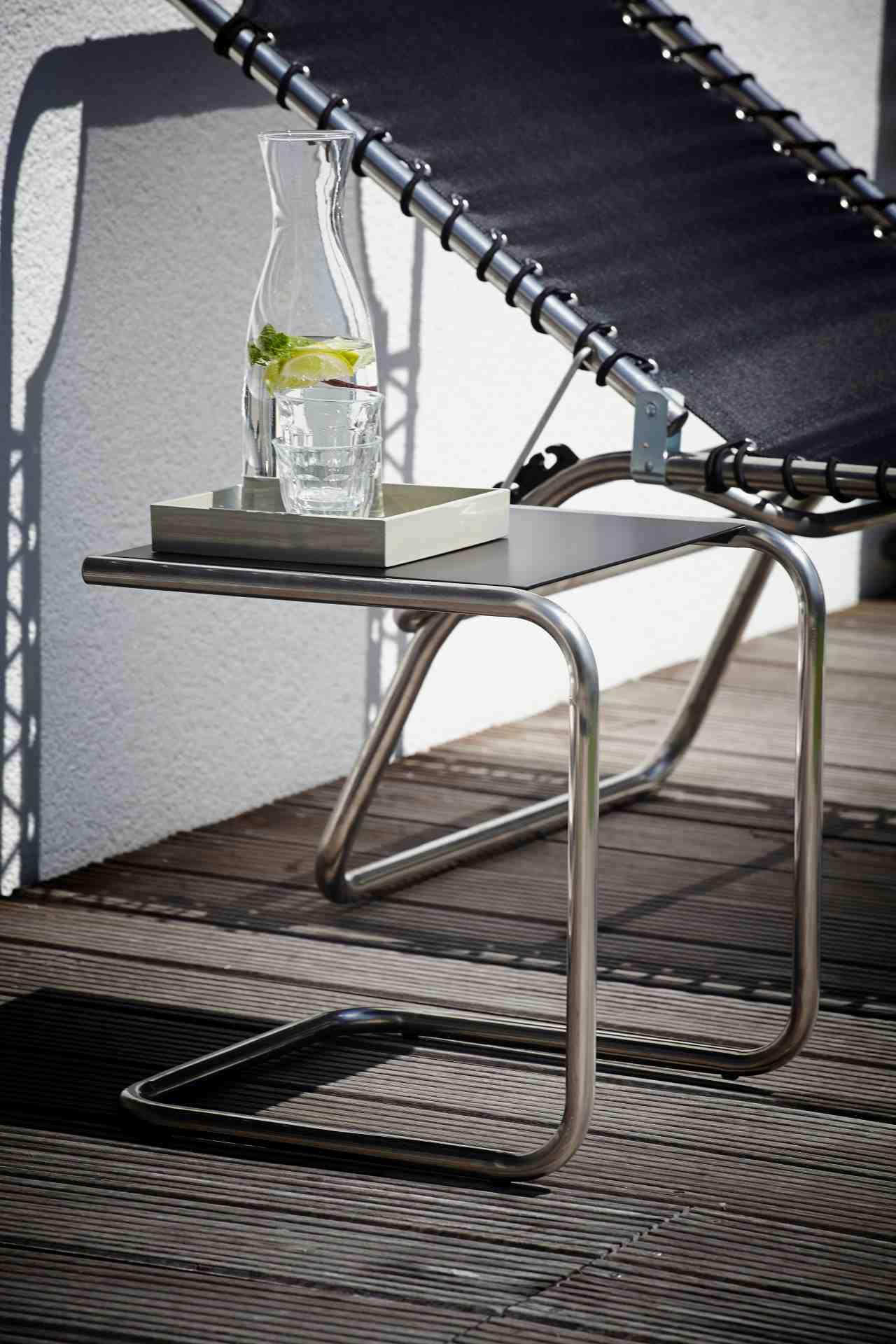 Der Beistelltisch Club im modernen Design wurde von der Marke Jan Kurtz hergestellt. Gefertigt wurde der Tisch aus Aluminium und hat die Farbe Schwarz