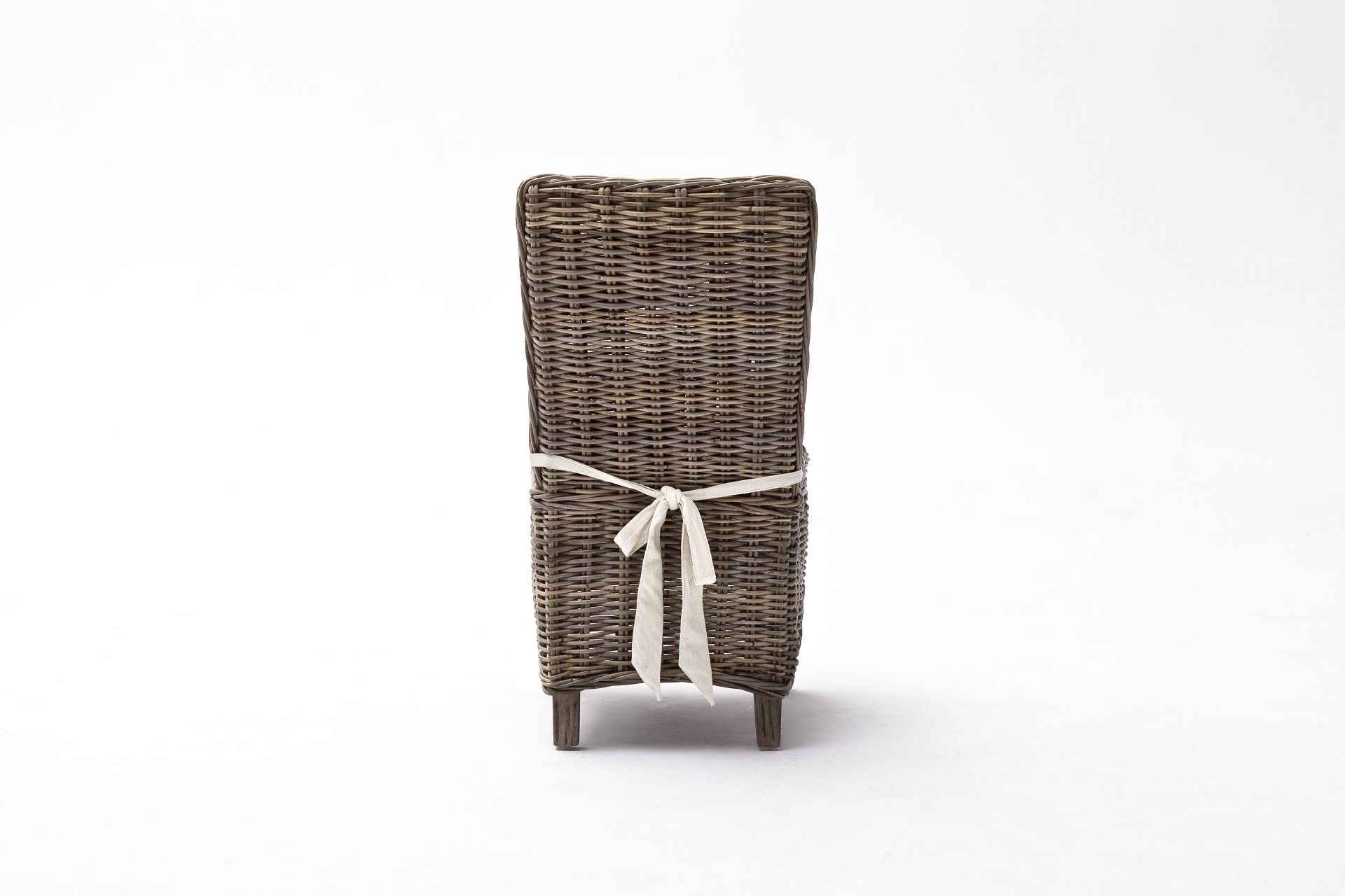 Der Esszimmerstuhl Morin überzeugt mit seinem Landhaus Stil. Gefertigt wurde er aus Kabu Rattan, welches einen natürlichen Farbton besitzt. Der Stuhl verfügt über eine Armlehne und ist im 2er-Set erhältlich. Die Sitzhöhe beträgt beträgt 47 cm.