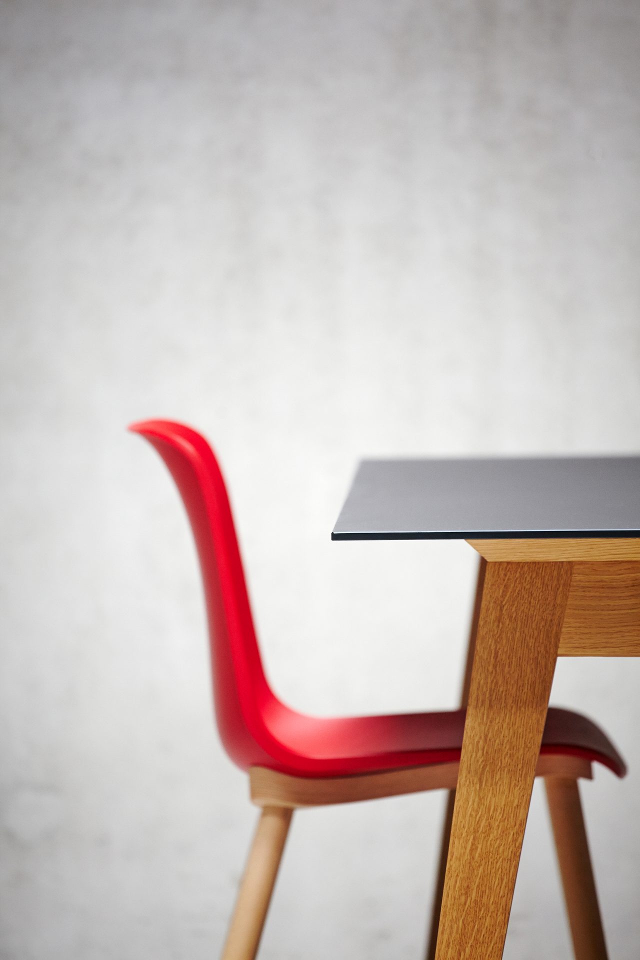 Der Esstisch Neo überzeugt mit seinem einzigartigen Design. Gefertigt wurde der Tisch aus massiver Eiche die geölt wurde, dies verleiht dem Tisch seine Farbe. Designet wurde er von der Marke Jan Kurtz.