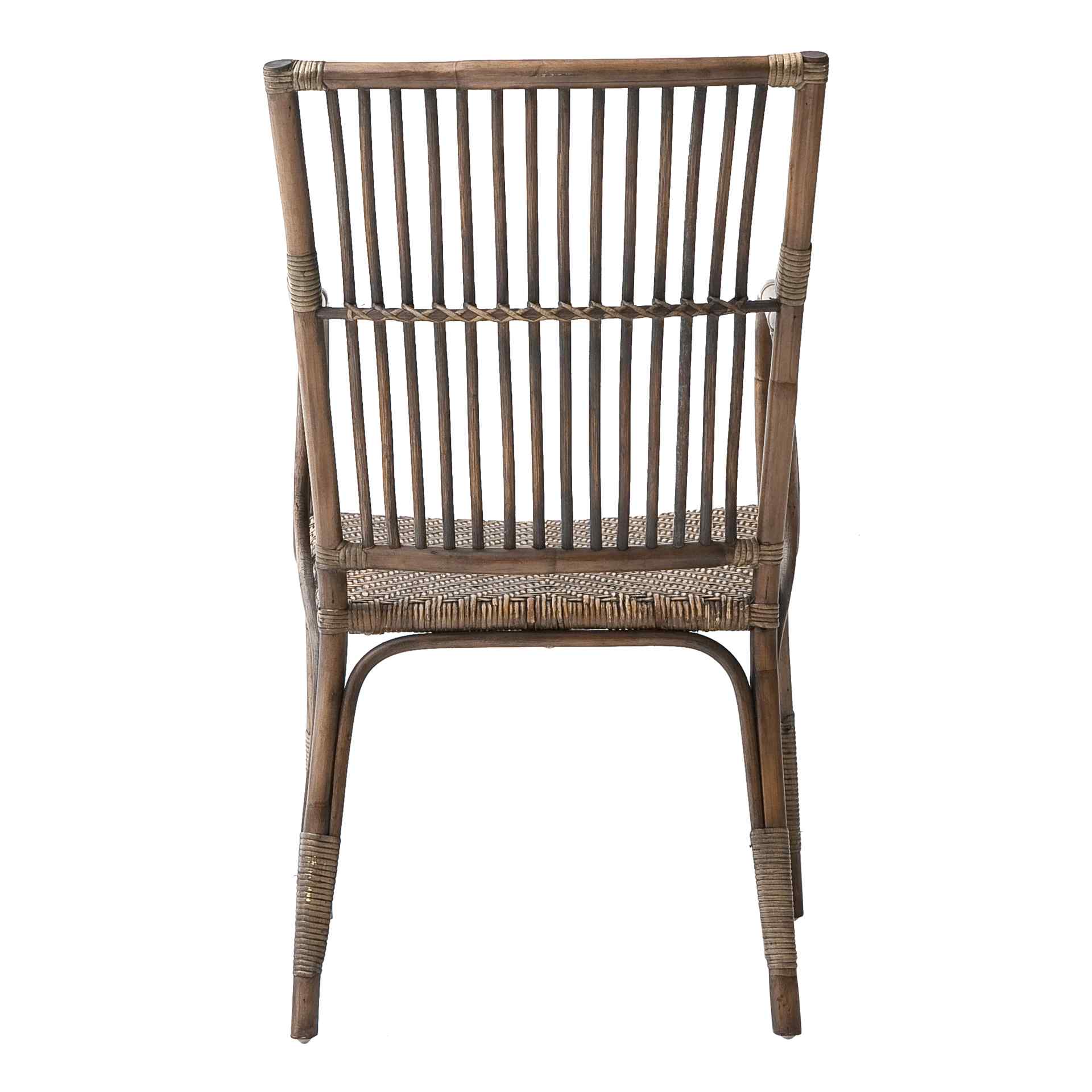 Der Armlehnstuhl Duke überzeugt mit seinem Landhaus Stil. Gefertigt wurde er aus Rattan, welches einen braunen Farbton besitzt. Der Stuhl verfügt über eine Armlehne und ist im 2er-Set erhältlich. Die Sitzhöhe beträgt beträgt 46 cm.
