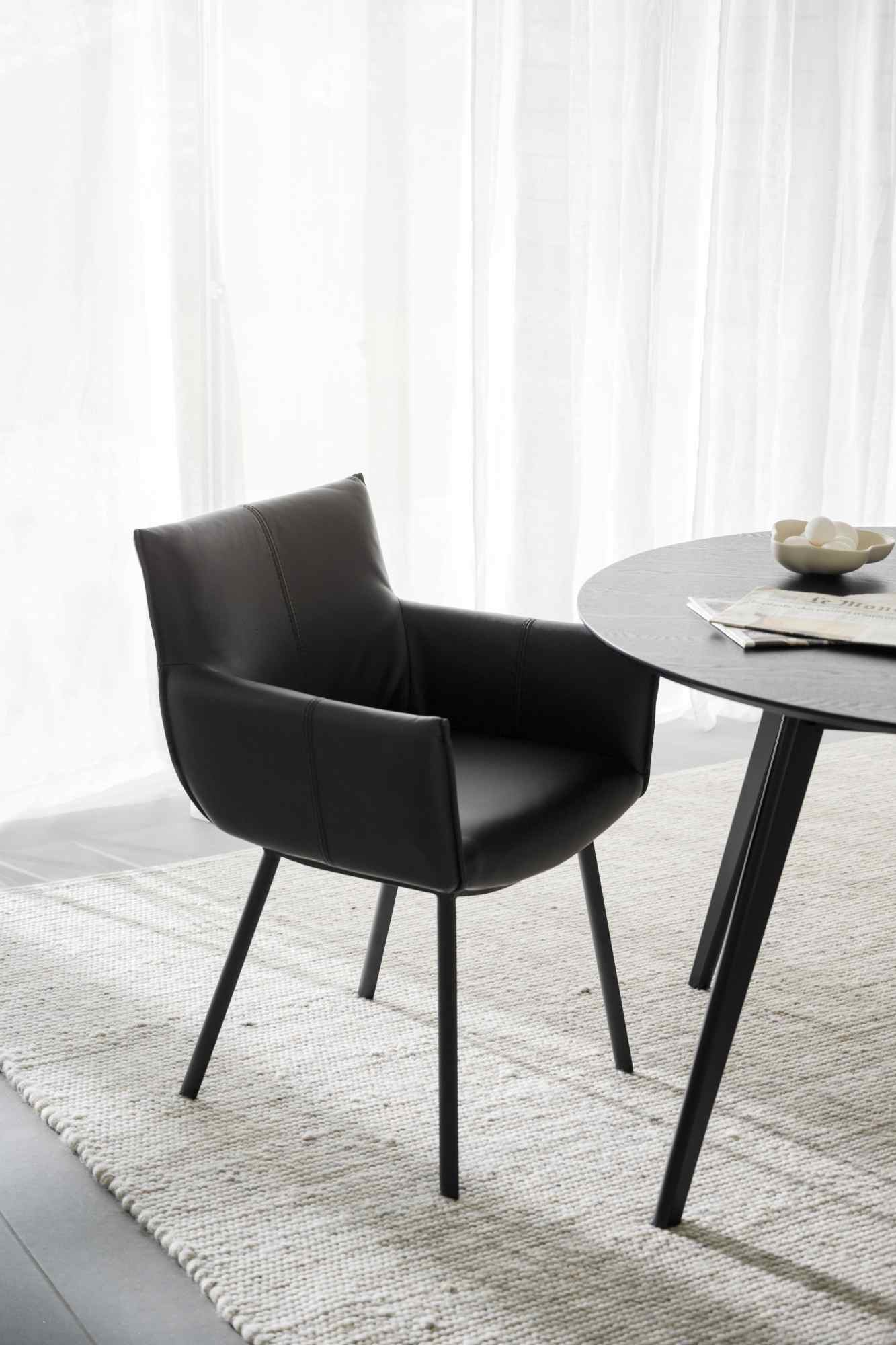 Machen Sie Ihr Zuhause komplett mit Stuhl Hinckley 2er Set mit Armlehnen, Schwarz.