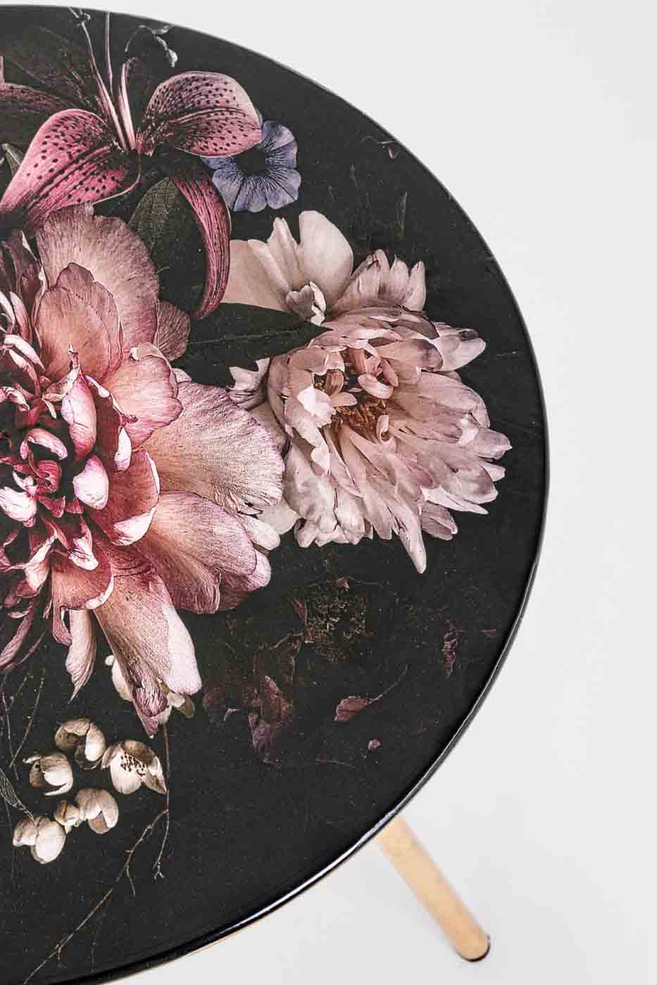 Beistelltisch Kirti in einem modernen Design. Gefertigt aus vergoldetem Metall. Tischplatte mit einem Blumenmuster. Marke Bizotto.