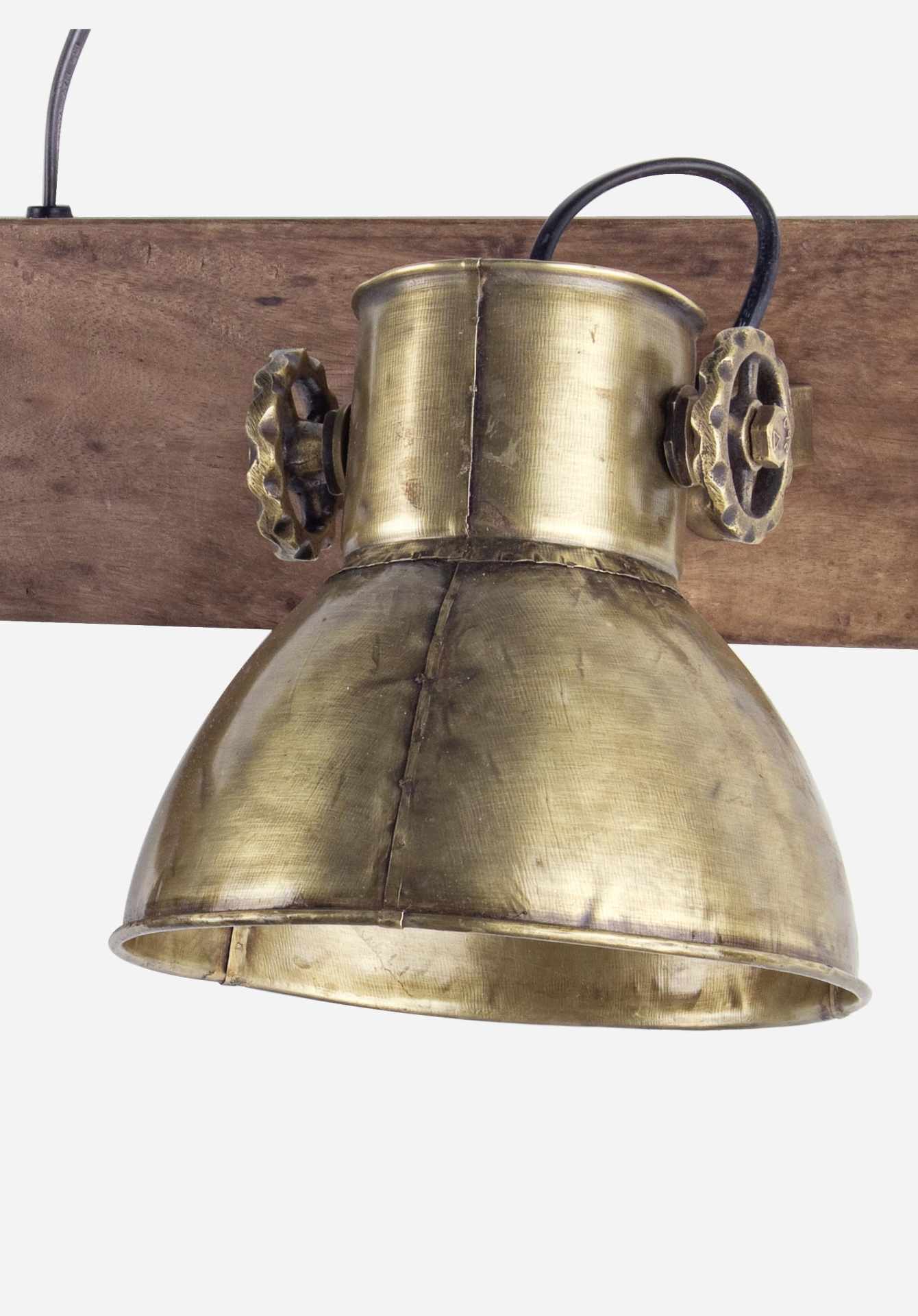 Die Wandleuchte Allique überzeugt mit ihrem klassischen Design. Gefertigt wurde sie aus Mangoholz, welches einen natürlichen Farbton besitzt. Der Lampenschirm ist aus Metall und hat eine goldene Farbe. Die Lampe besitzt eine Höhe von 27 cm.