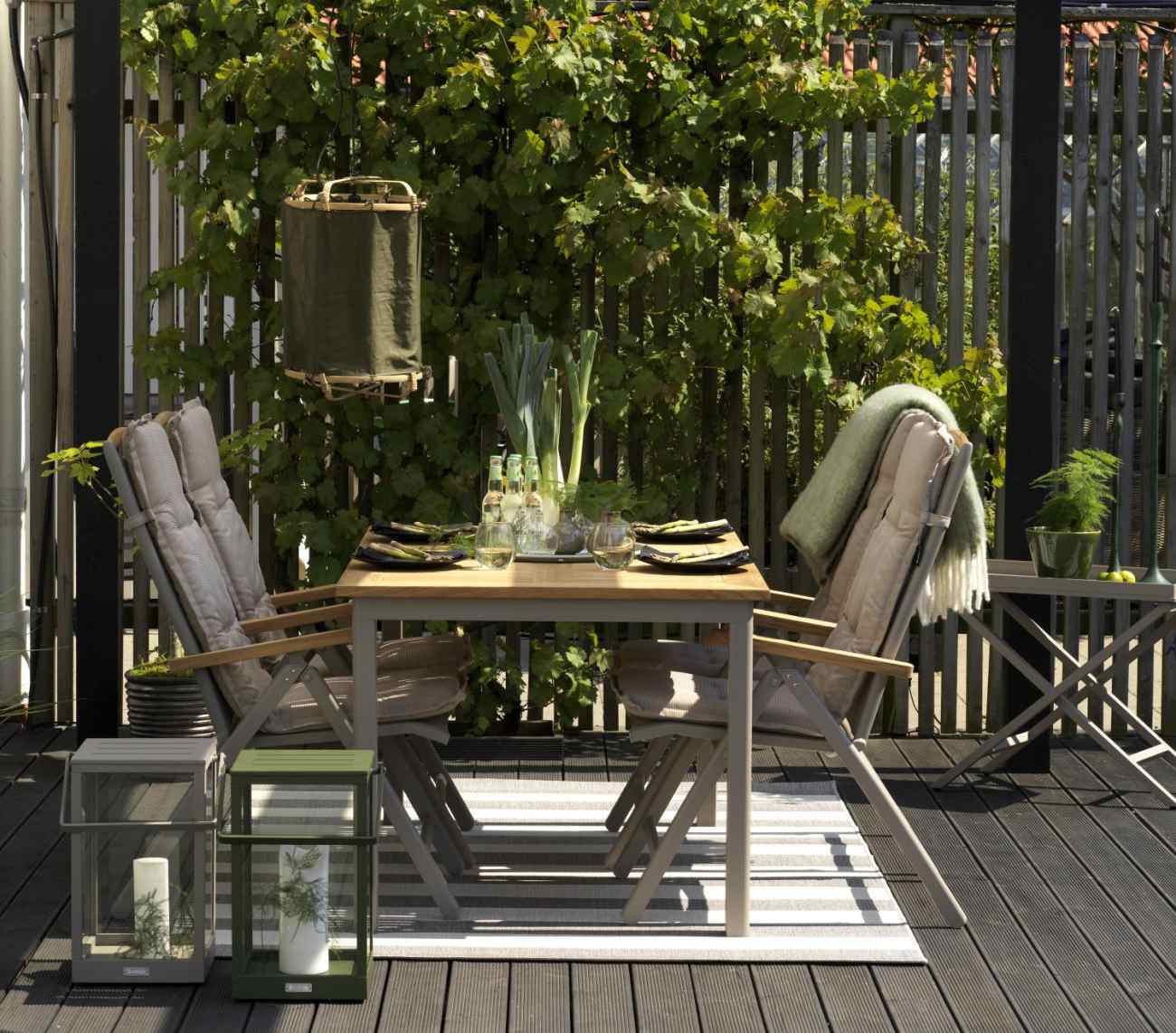 Der Gartenesstisch Lyon überzeugt mit seinem modernen Design. Gefertigt wurde die Tischplatte aus Teakholz und hat eine natürliche Farbe. Das Gestell ist aus Metall und hat eine Kaki Farbe. Der Tisch besitzt eine Länge von 224 cm welche auf 304 cm verläng