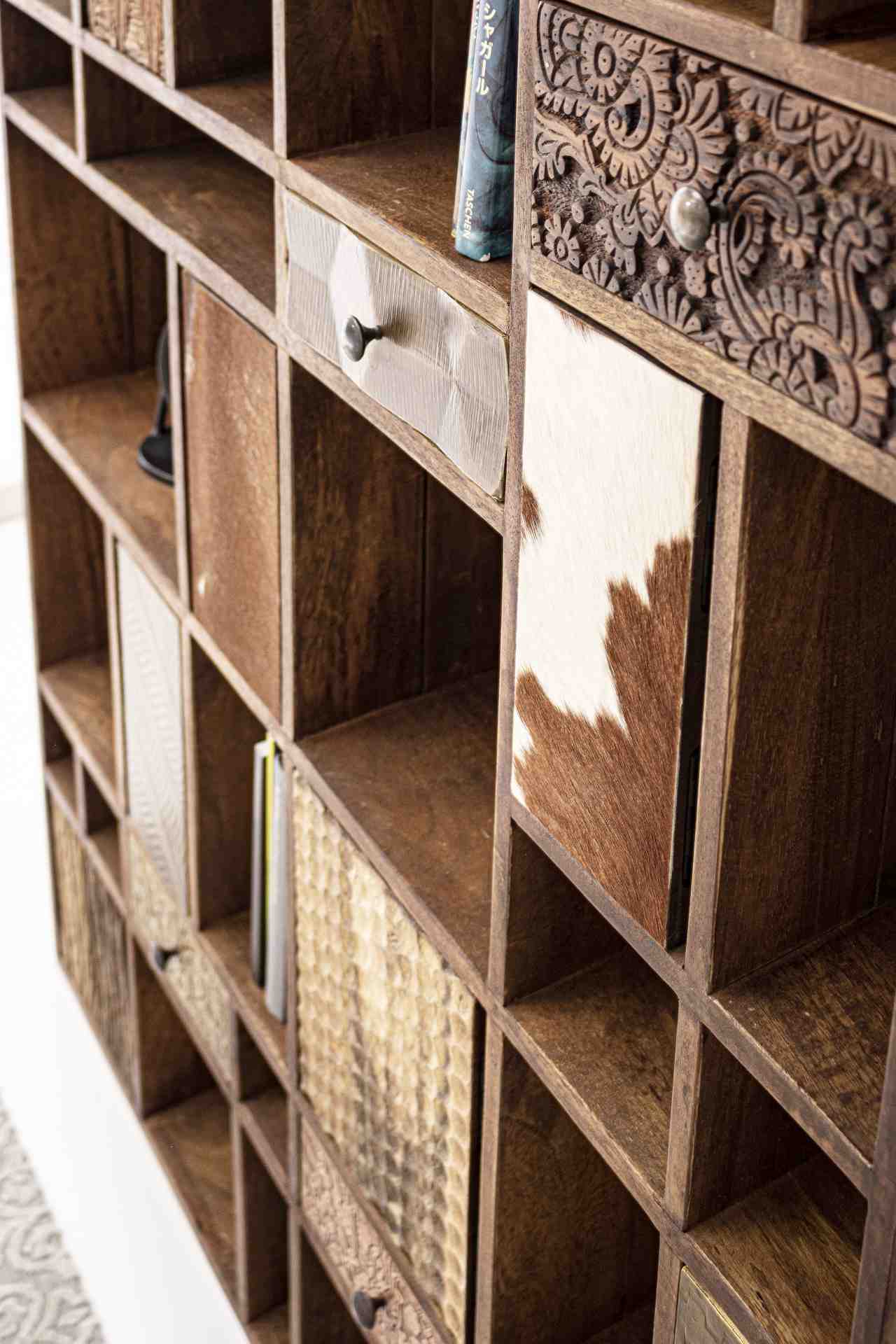 Das Bücherregal Dhaval überzeugt mit seinem klassischen Design. Gefertigt wurde es aus Mangoholz, welches einen natürlichen Farbton besitzt.Das Bücherregal verfügt über zehn Türen und sieben Schubladen. Die Breite beträgt 115 cm.