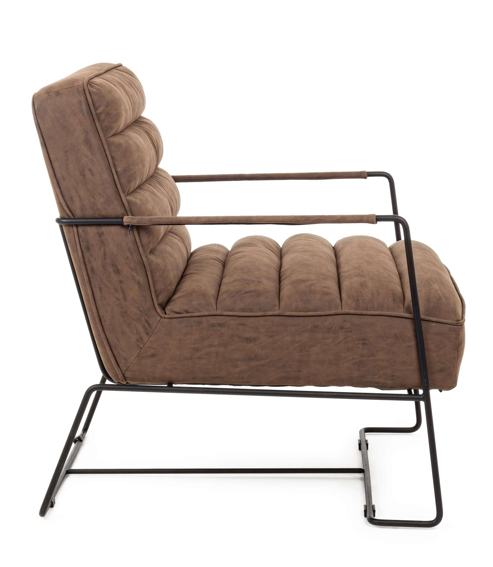 Der Sessel Brianna überzeugt mit seinem klassischen Design. Gefertigt wurde er aus Kunstleder, welches einen braunen Farbton besitzt. Das Gestell ist aus Metall und hat eine schwarze Farbe. Der Sessel besitzt eine Sitzhöhe von 45 cm. Die Breite beträgt 63