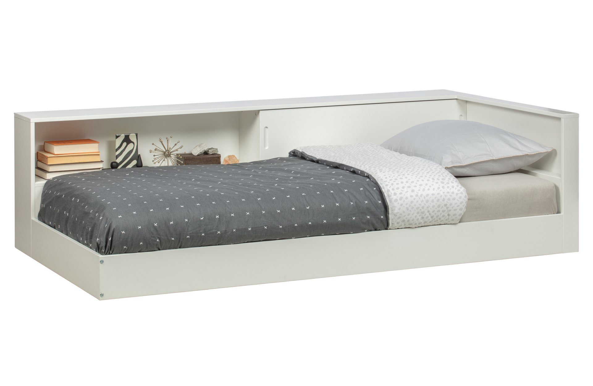 Das Bettgestell Connect ist perfekt für Kinder geeignet. Gefertigt wurde es aus Kiefernholz und ist in einem weißen Farbton. Außerdem verfügt das Bett über ein Fach um Schlafutensilien sowie Bücher zu verstauen.