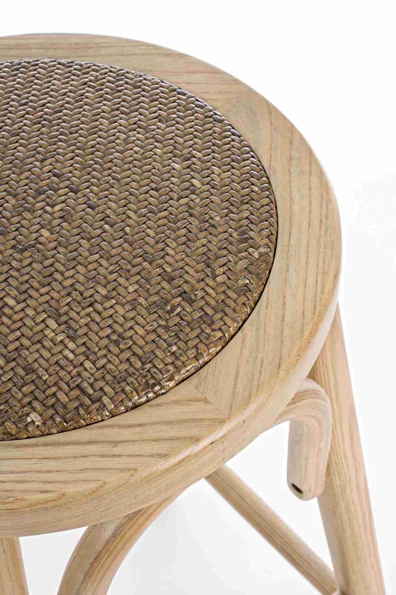 Der Barhocker Circle überzeugt mit seinem klassischen Design. Gefertigt wurde er aus Ulmenholz, welches einen natürlichen Farbton besitzt. Die Sitzfläche ist aus natürlichem Ratten Geflecht. Die Sitzhöhe des Hockers beträgt 73 cm.