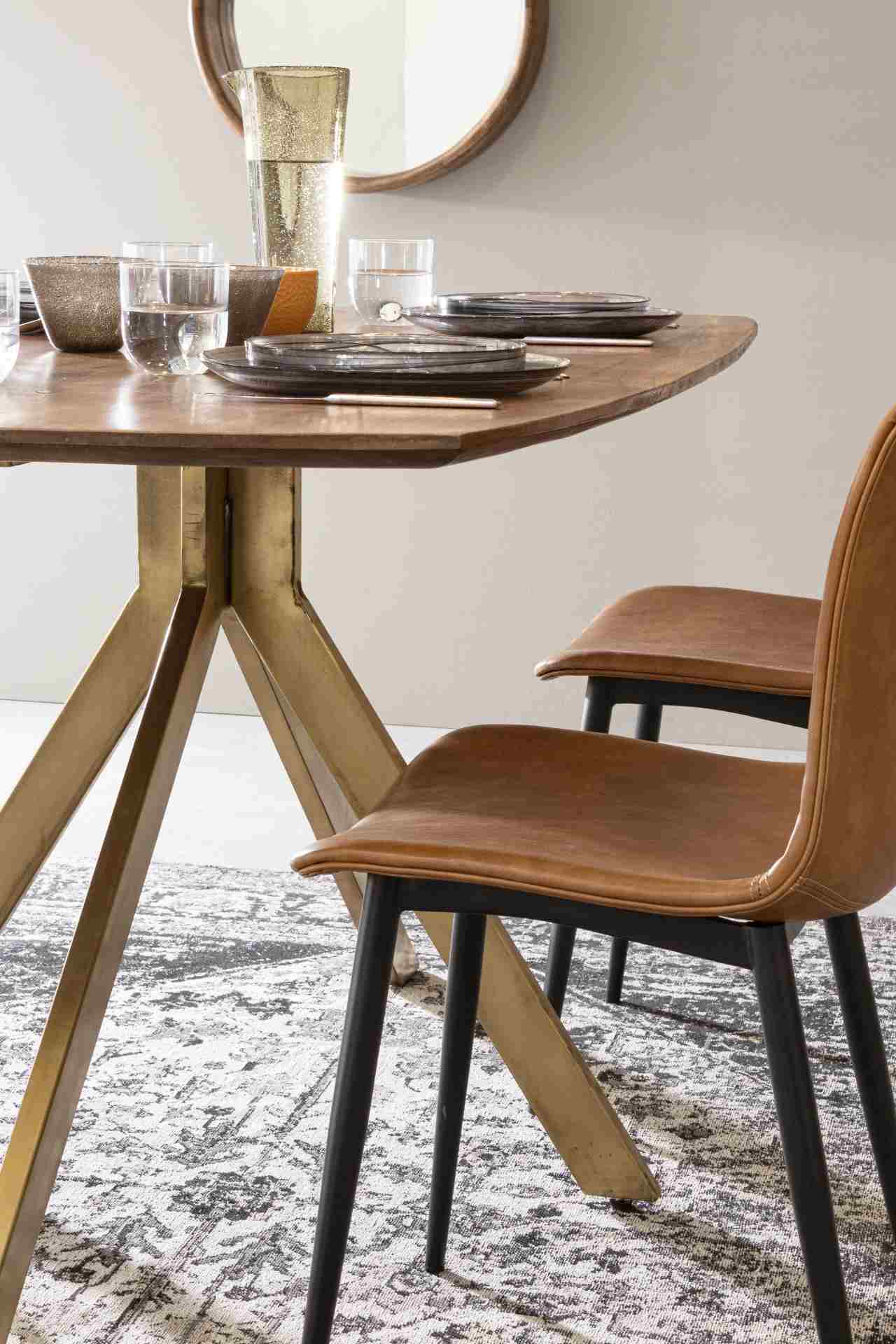 Der Esstisch Sherman überzeugt mit seinem klassischem Design. Gefertigt wurde er aus Mangoholz, welches einen natürlichen Farbton besitzt. Das Gestell ist aus Metall und hat eine goldene Farbe. Das Tisch hat eine Breite von 150 cm.