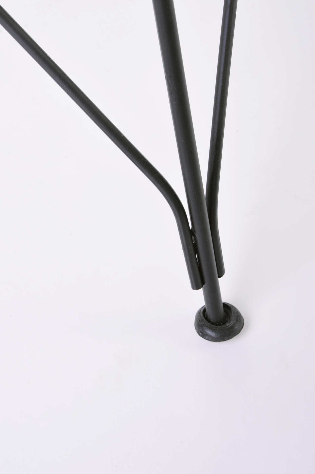 Der Stuhl Lucila Kabu überzeugt mit seinem modernem Design.Gefertigt wurde der Stuhl aus einem Kabugeflecht, welches einen schwarzen Farbton besitzt. Das Gestell ist aus Metall und hat eine Schwarze Farbe. Die Sitzhöhe beträgt 45 cm.
