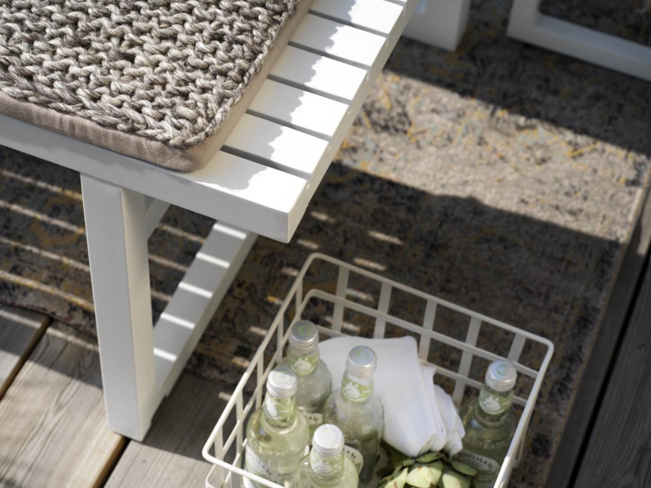Der Gartenesstisch Vevi überzeugt mit seinem modernen Design. Gefertigt wurde die Tischplatte aus Metall, welche einen weißen Farbton besitzt. Das Gestell ist auch aus Metall und hat eine weiße Farbe. Der Tisch besitzt eine Länge von 160 cm.