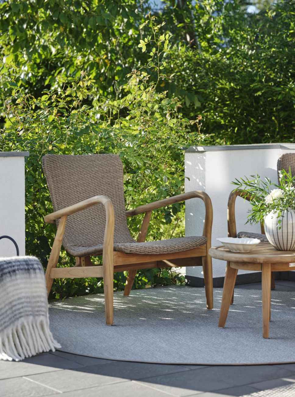 Der Gartensessel Lilja überzeugt mit seinem modernen Design. Gefertigt wurde er aus Rattan, welches einen braunen Farbton besitzt. Das Gestell ist aus Teakholz und hat eine natürliche Farbe. Die Sitzhöhe des Sessels beträgt 39 cm.