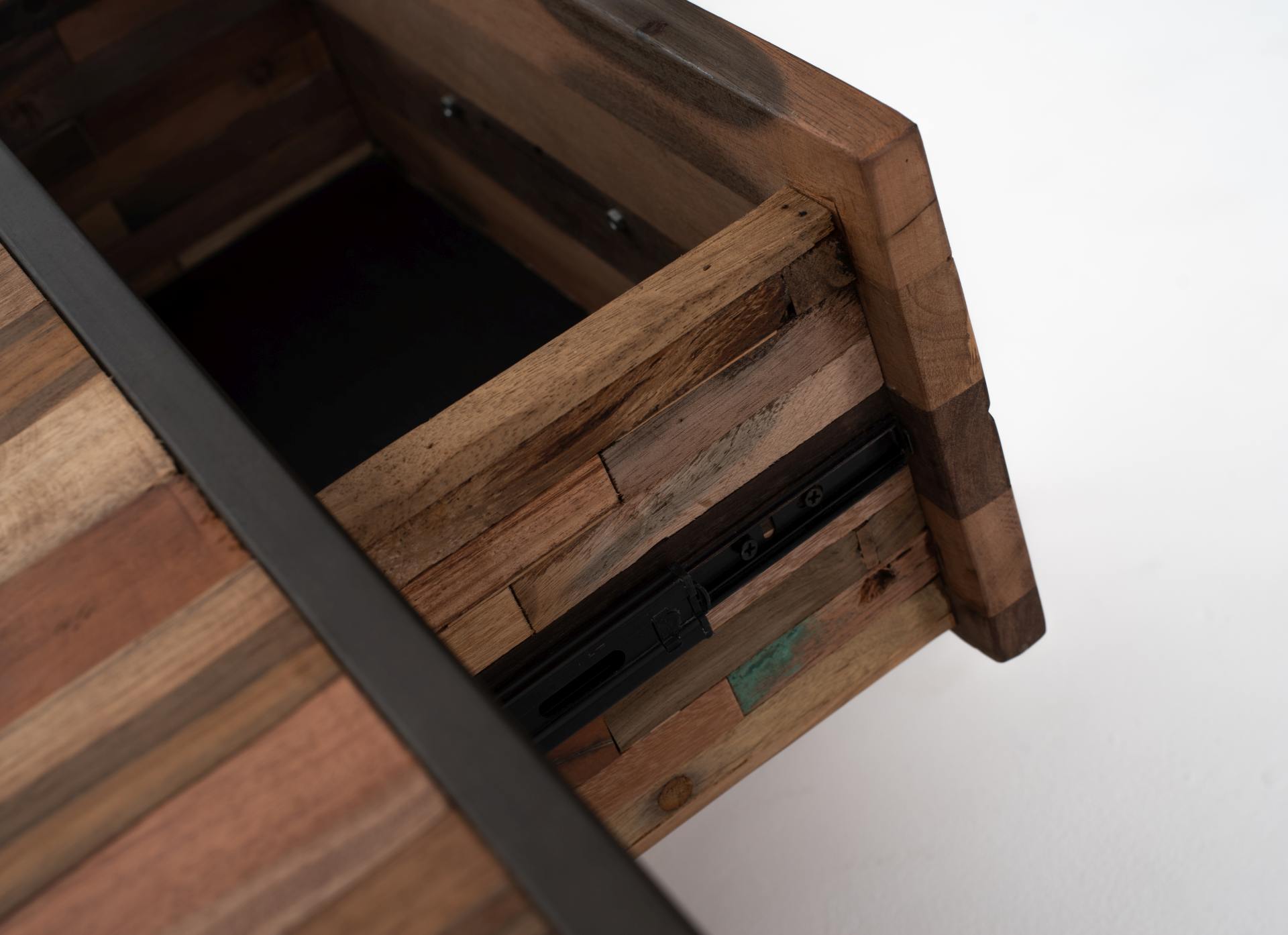 Das TV-Board Nordic überzeugt mit seinem Industriellen Design. Gefertigt wurde es aus Recyceltem Boots Holz, welches einen natürlichen Farbton besitzt. Das Gestell ist aus Metall und hat eine Anthrazit Farbe. Das TV-Board verfügt über zwei Schubladen und 