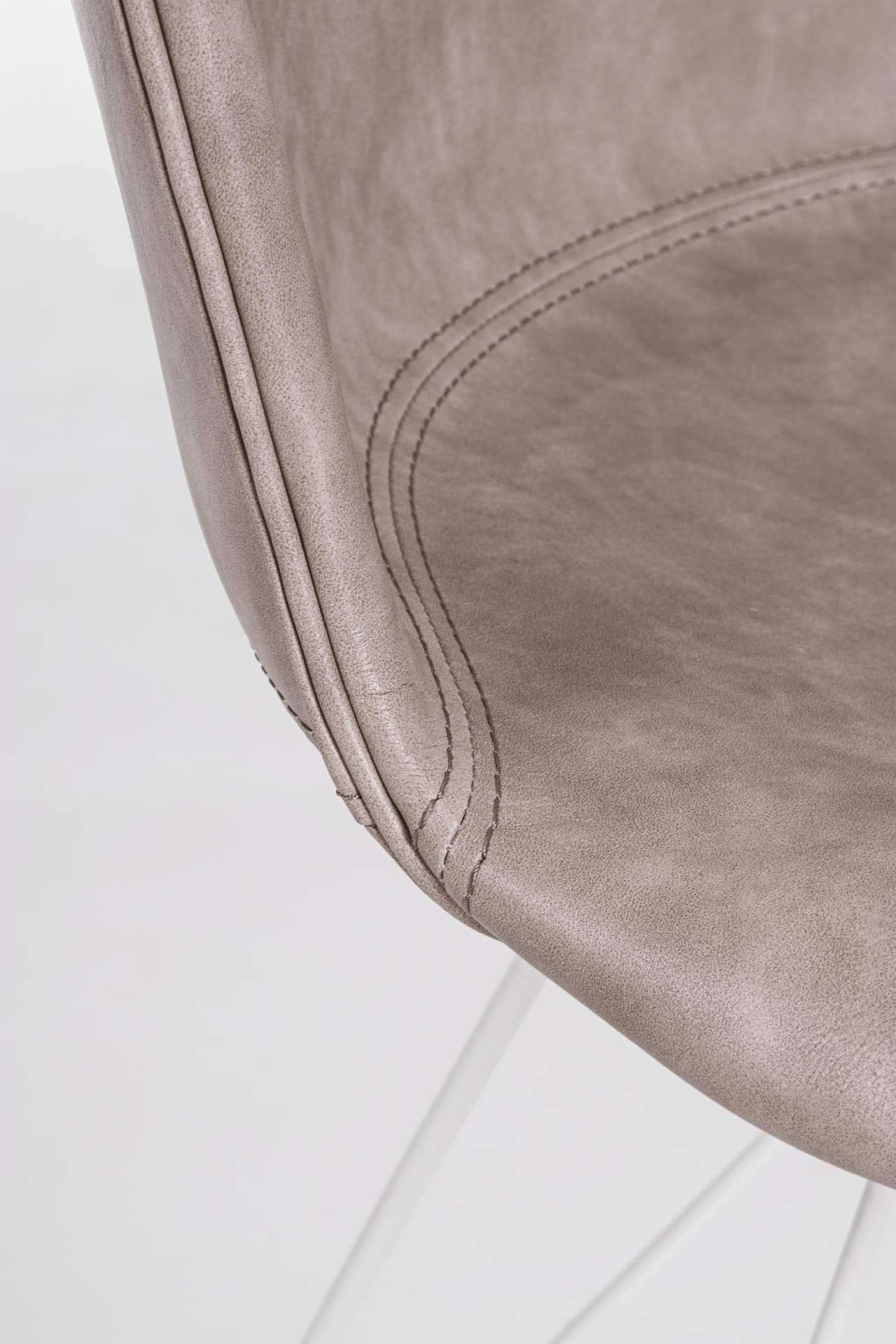 Der Esszimmerstuhl Loft überzeugt mit seinem modernem Design. Gefertigt wurde der Stuhl aus Kunstleder, welches einen Beige Farbton besitzt. Das Gestell ist aus Metall und ist Weiß. Die Sitzhöhe beträgt 45 cm.