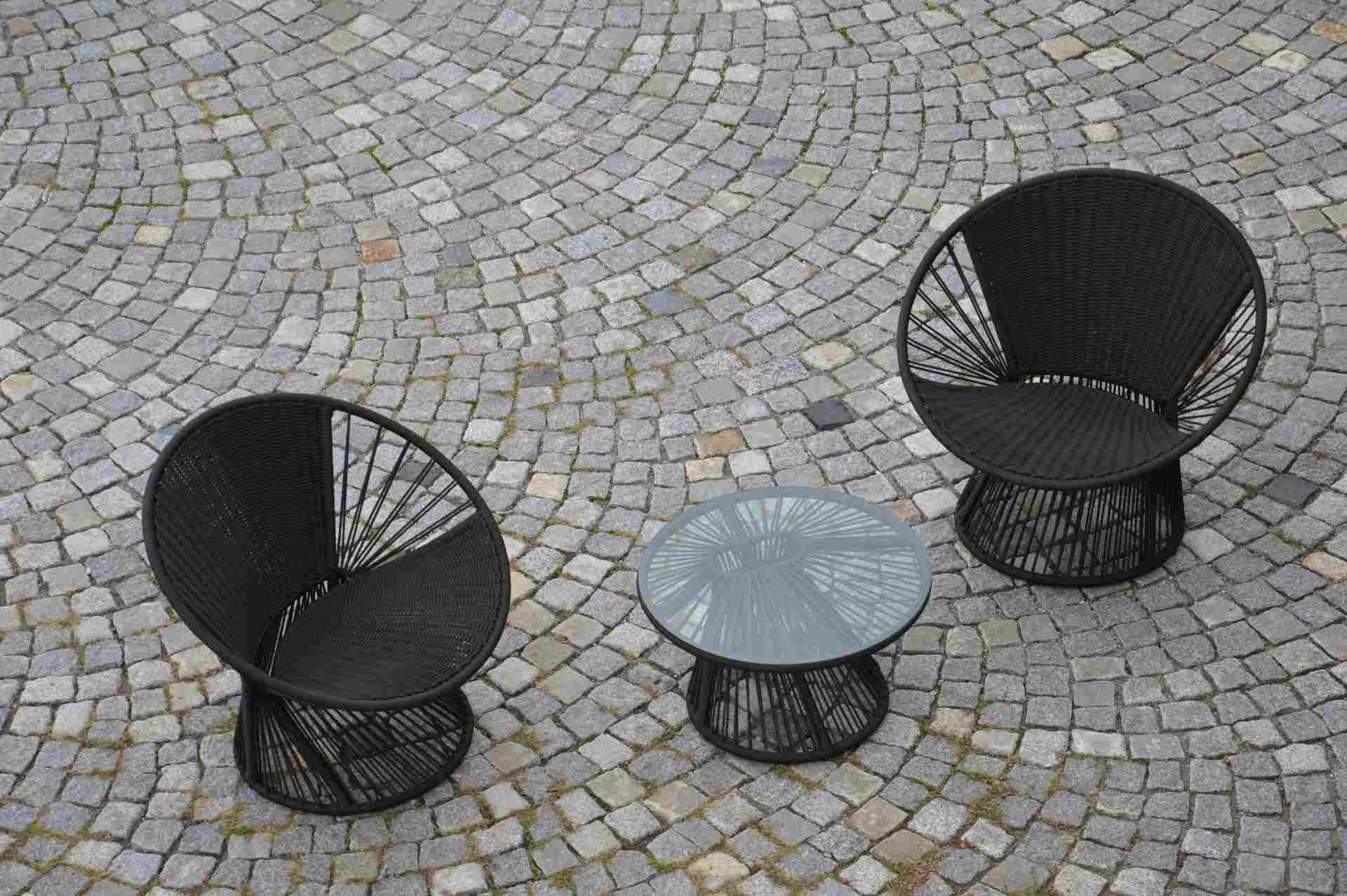 Der stilvolle Gartencouchtisch Ray wurde von der Marke Jan Kurtz hergestellt und designet. Der Couchtisch ist Outdoor geeignet und ist in einem schwarzen Farbton.