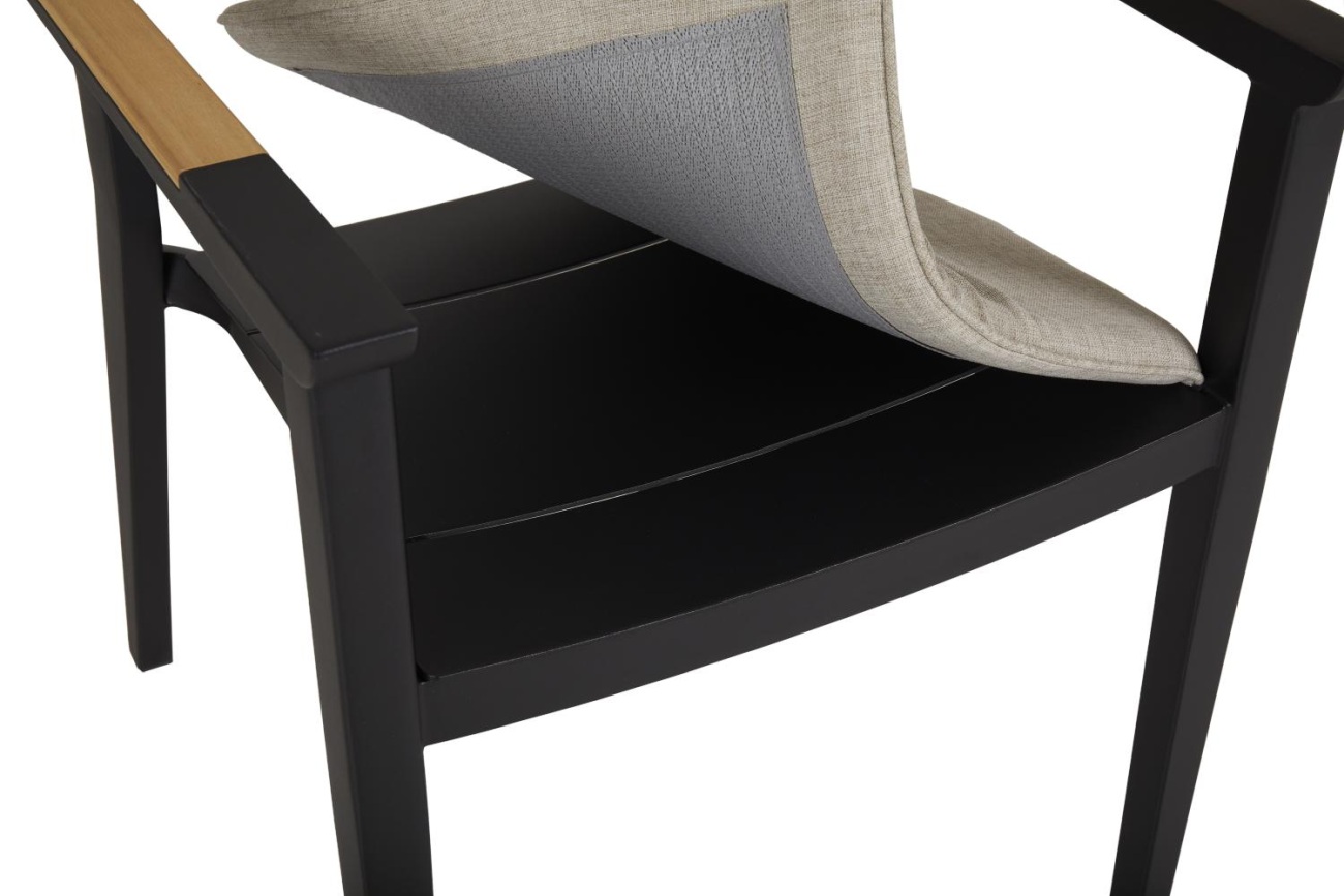 Der Gartenstuhl Chios überzeugt mit seinem modernen Design. Gefertigt wurde er aus Metall, welches einen schwarzen Farbton besitzt. Die Armlehne ist aus Teakholz und hat eine natürliche Farbe. Die Sitzhöhe des Stuhls beträgt 46 cm.