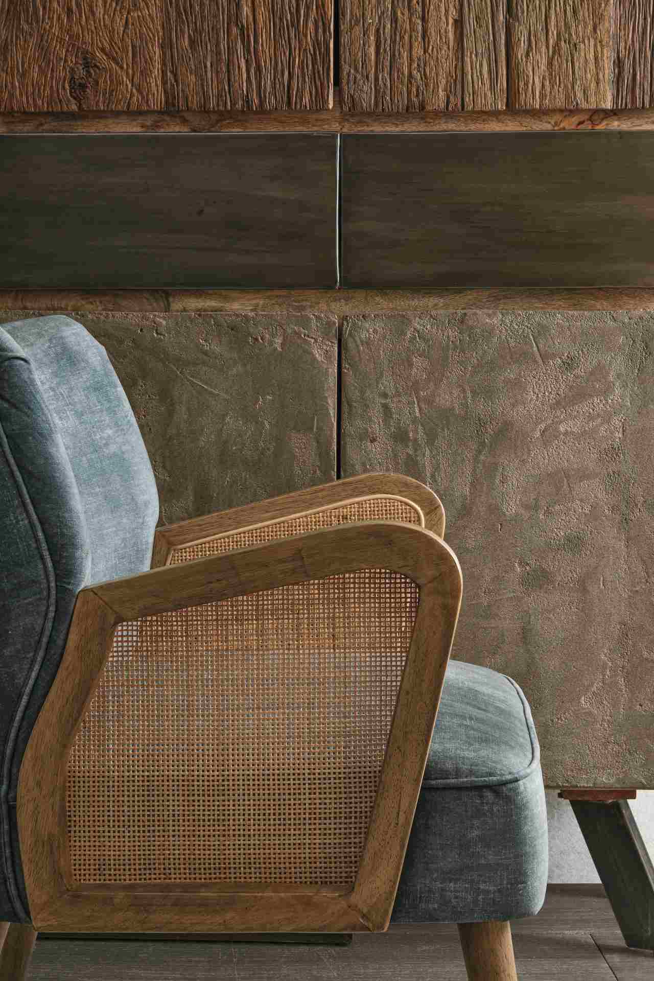 Der Sessel Virna überzeugt mit seinem modernen Design. Gefertigt wurde er aus Stoff in Samt-Optik, welcher einen grünen Farbton besitzt. Das Gestell ist aus Kautschukholz und hat eine natürliche Farbe. Der Sessel besitzt eine Sitzhöhe von 44 cm. Die Breit