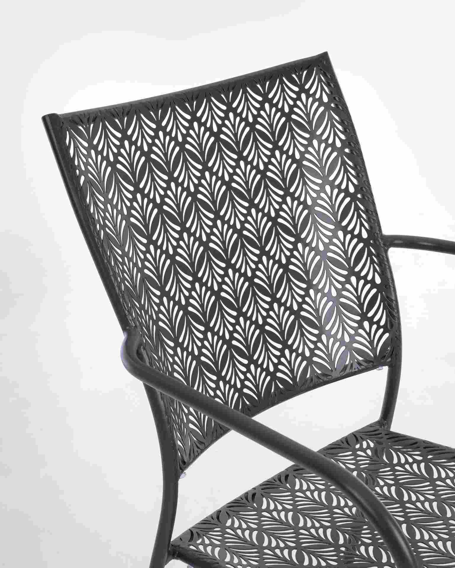 Der Gartenstuhl Lizette überzeugt mit seinem klassischen Design. Gefertigt wurde er aus Aluminium, welches einen Anthrazit Farbton besitzen. Das Gestell ist aus Aluminium und hat eine Anthrazit Farbe. Der Stuhl verfügt über eine Sitzhöhe von 45 cm und ist