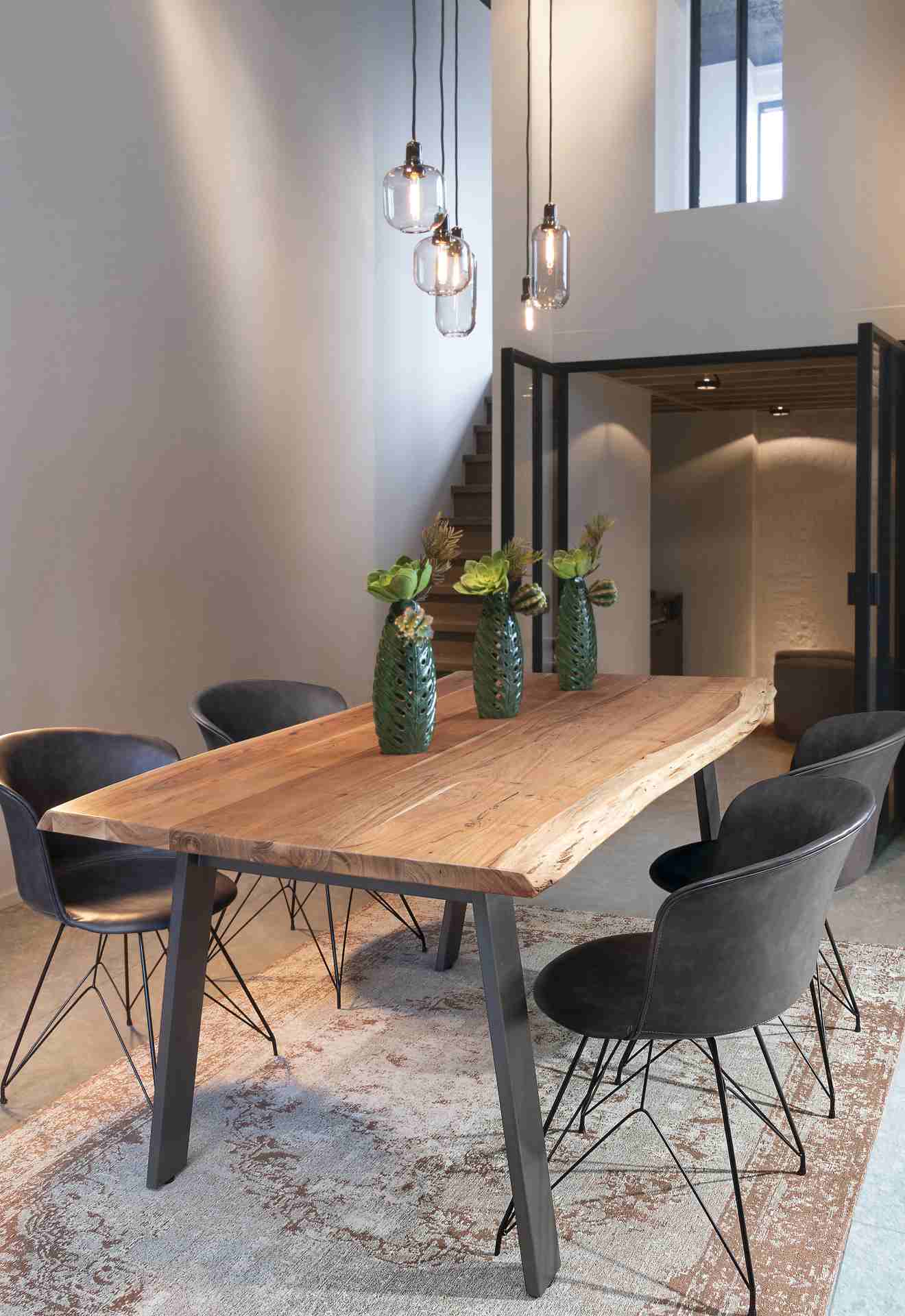 Der Esstisch Aron überzeugt mit seinem moderndem Design gefertigt wurde er aus Akazienholz, welches einen natürlichen Farbton besitzt. Das Gestell des Tisches ist aus Metall und ist Schwarz. Der Tisch besitzt eine Breite von 160 cm.
