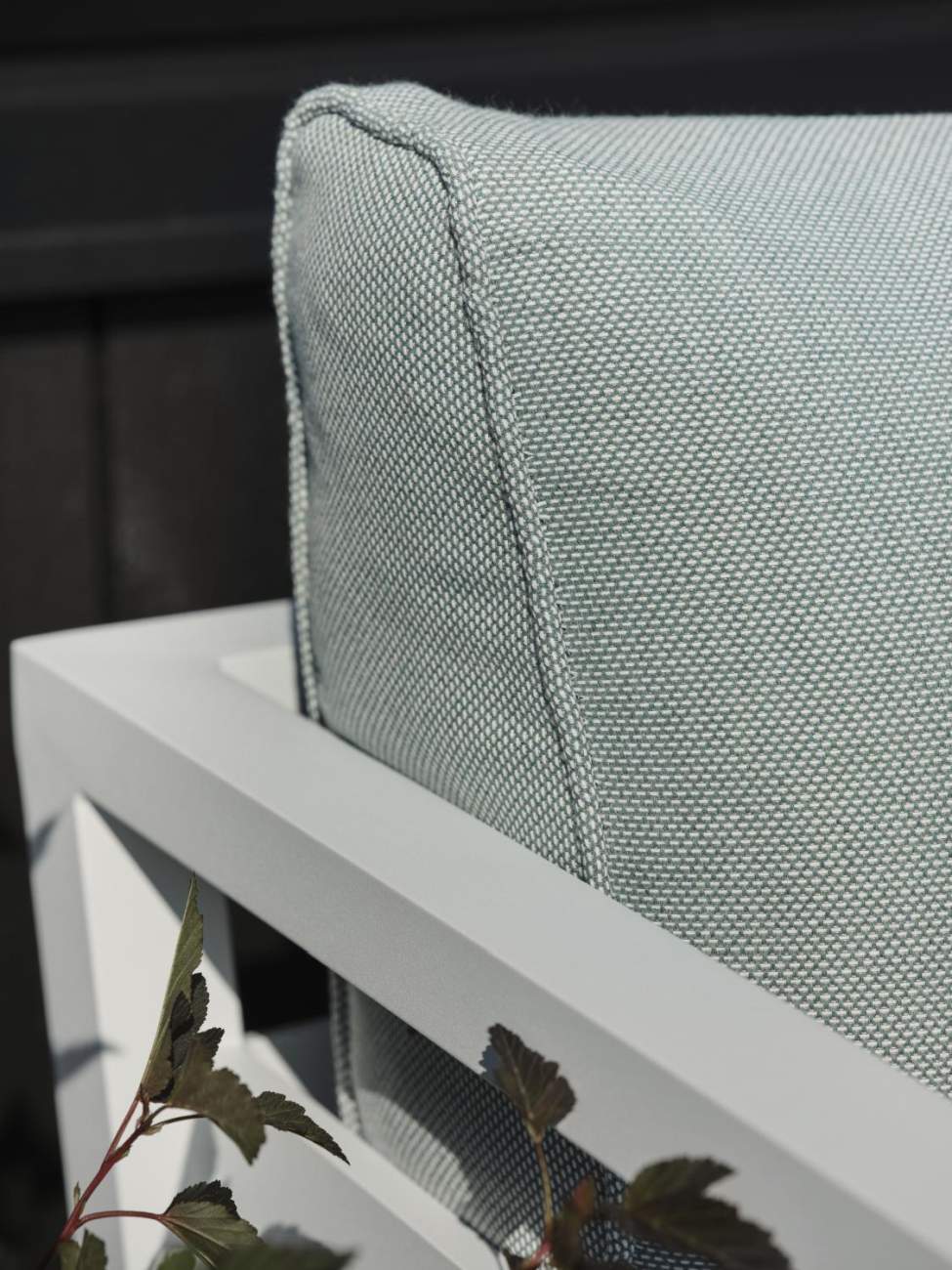 Der Gartensessel Weldon überzeugt mit seinem modernen Design. Gefertigt wurde er aus Metall, welches einen weißen Farbton besitzt. Das Gestell ist auch aus Metall und hat eine weiße Farbe. Die Sitzhöhe des Sessels beträgt 43 cm.